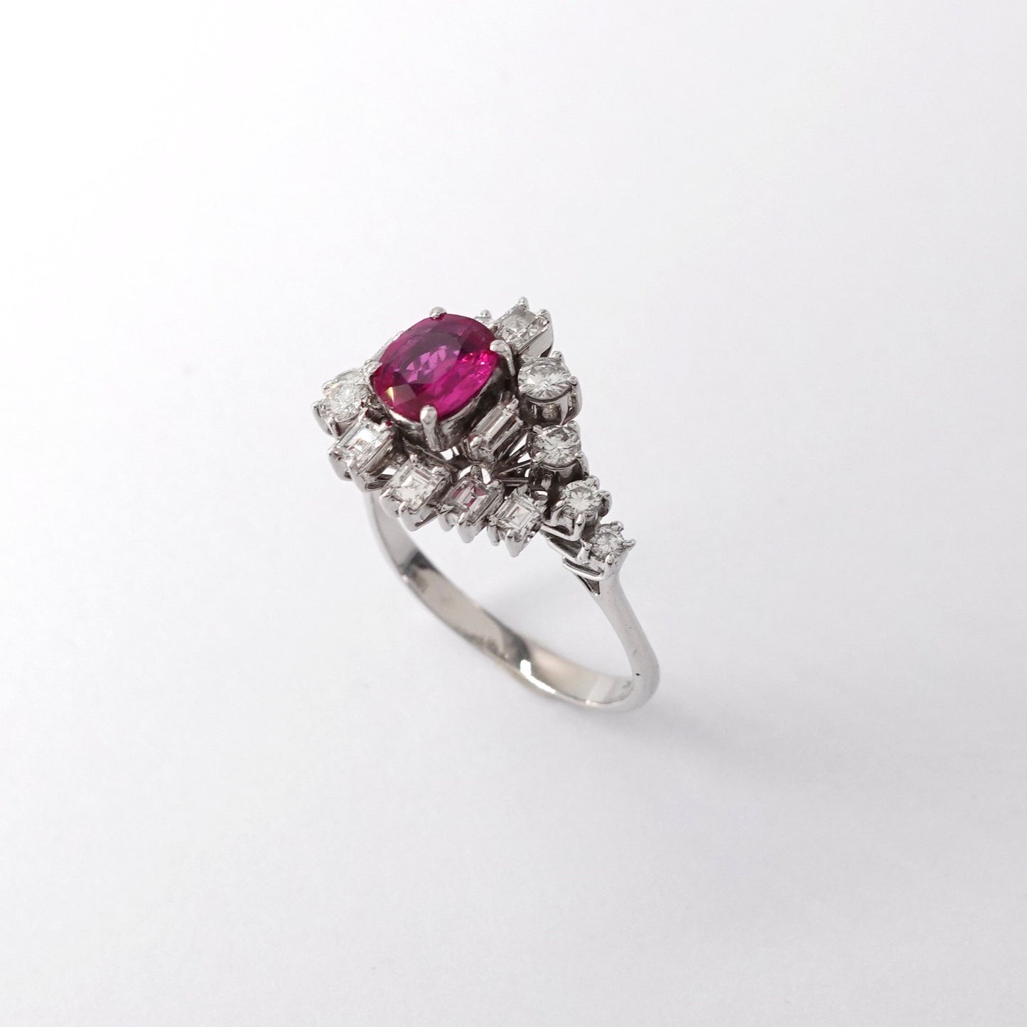 Anello con rubino e diamanti
