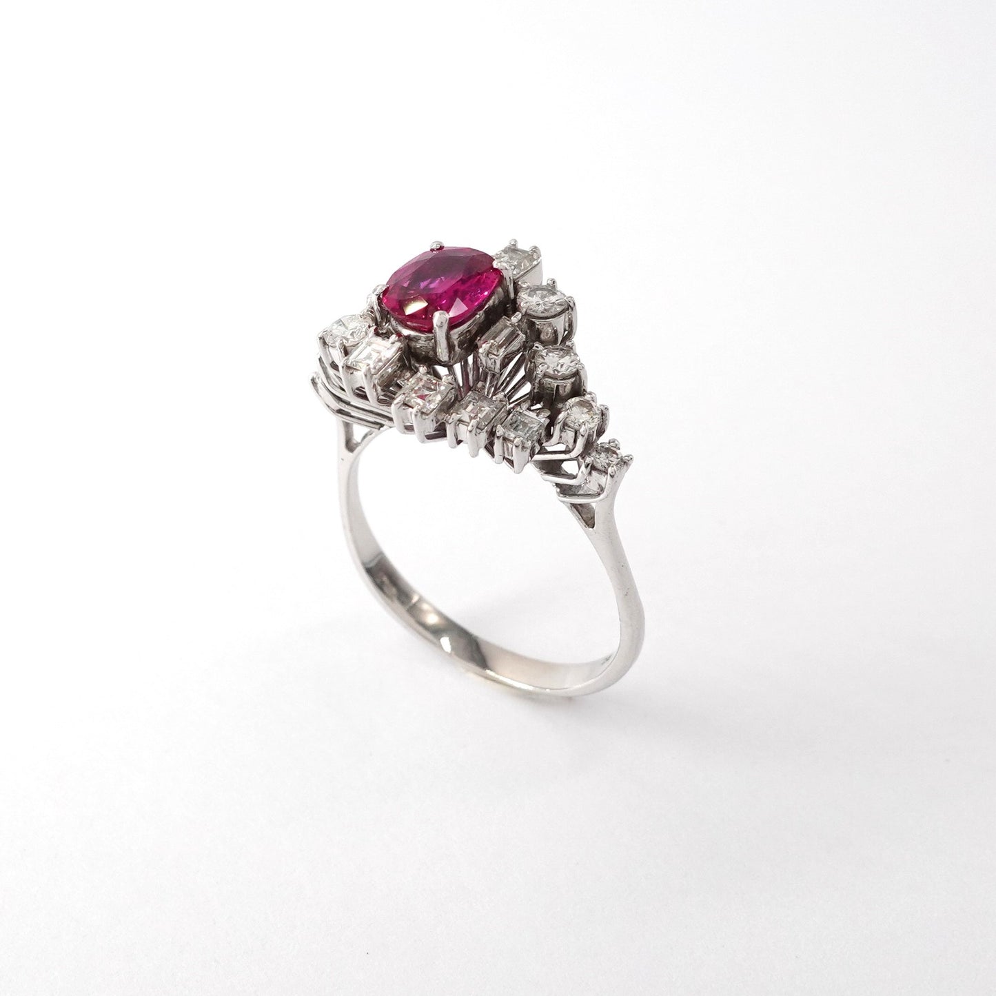 Anello con rubino e diamanti