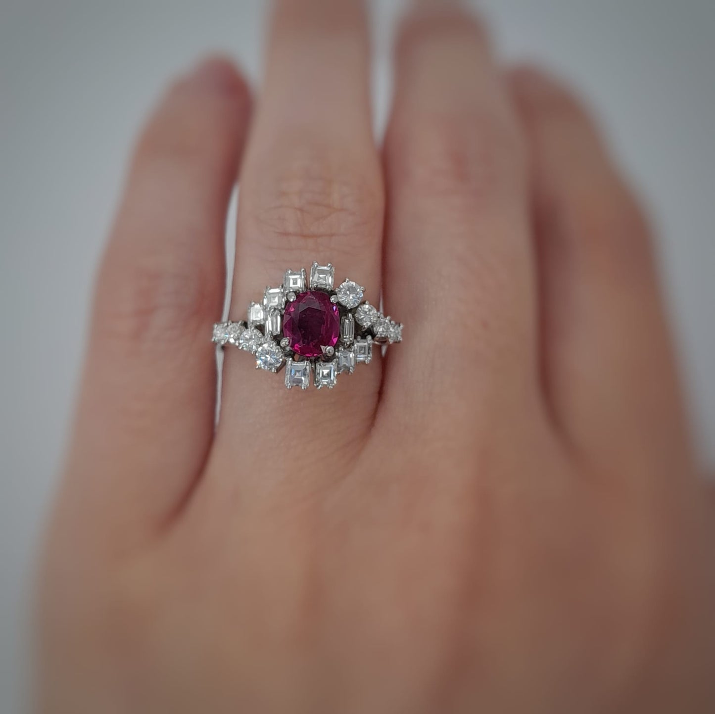 Anello con rubino e diamanti