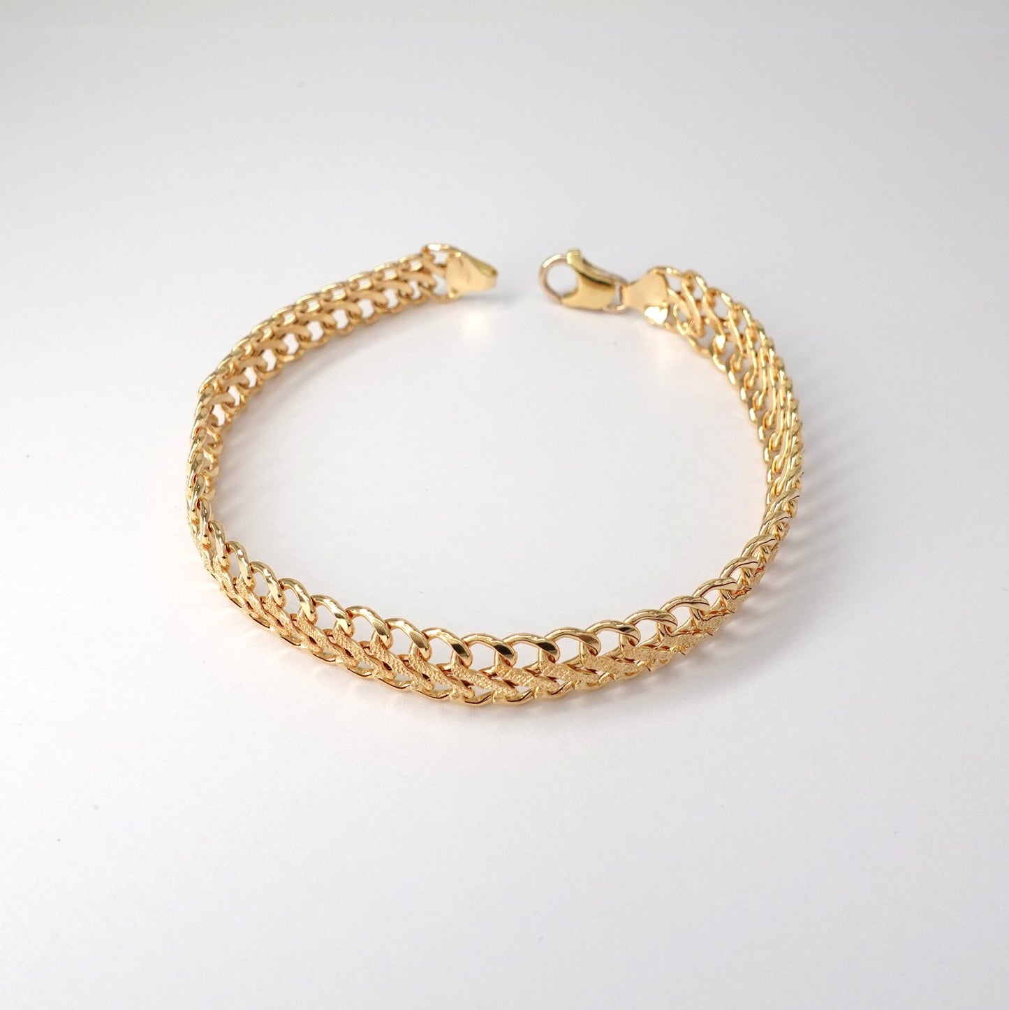 Bracciale a maglia piatta con lavorazione satinata