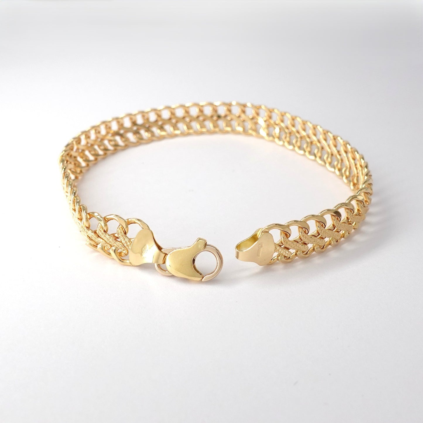 Bracciale a maglia piatta con lavorazione satinata