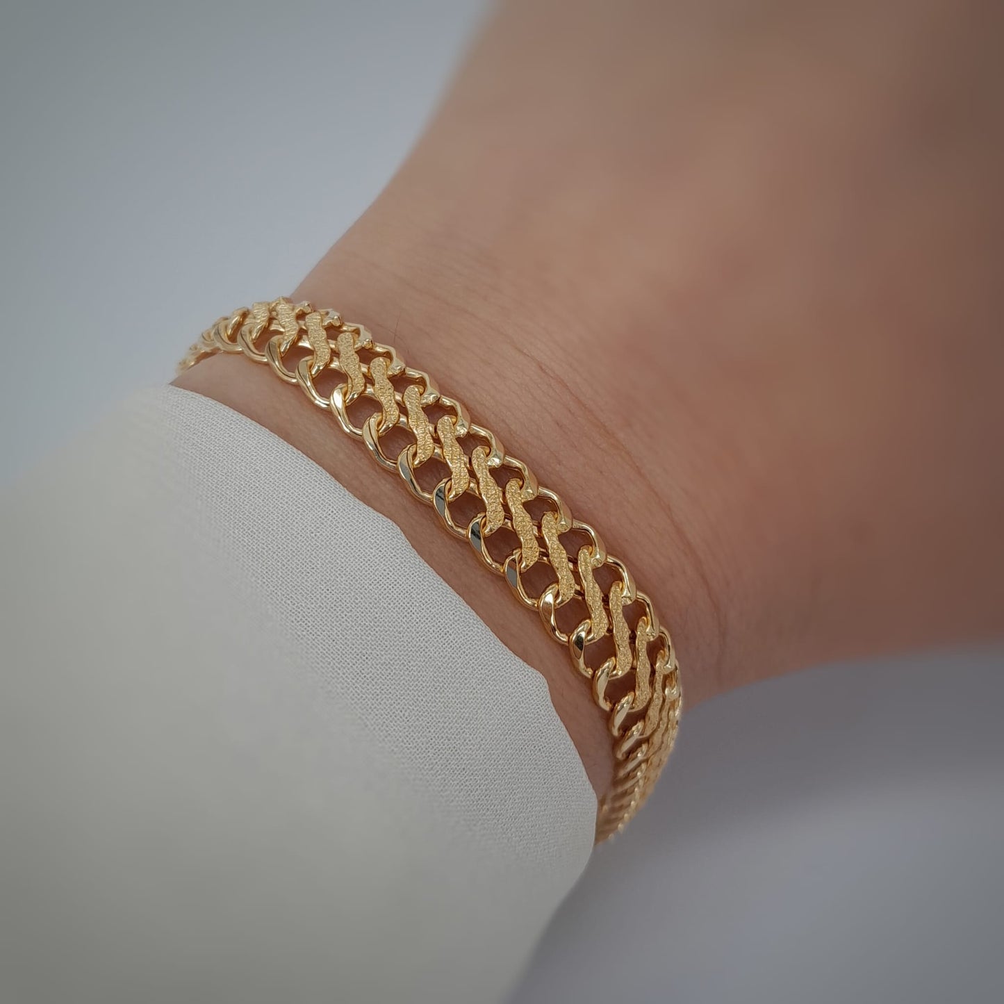 Bracciale a maglia piatta con lavorazione satinata
