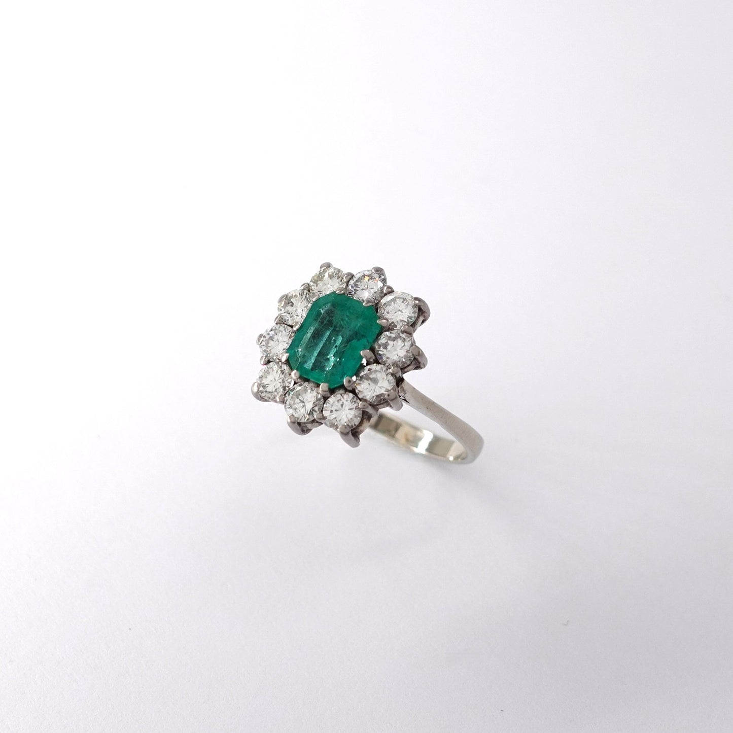 Anello  con smeraldo e diamanti