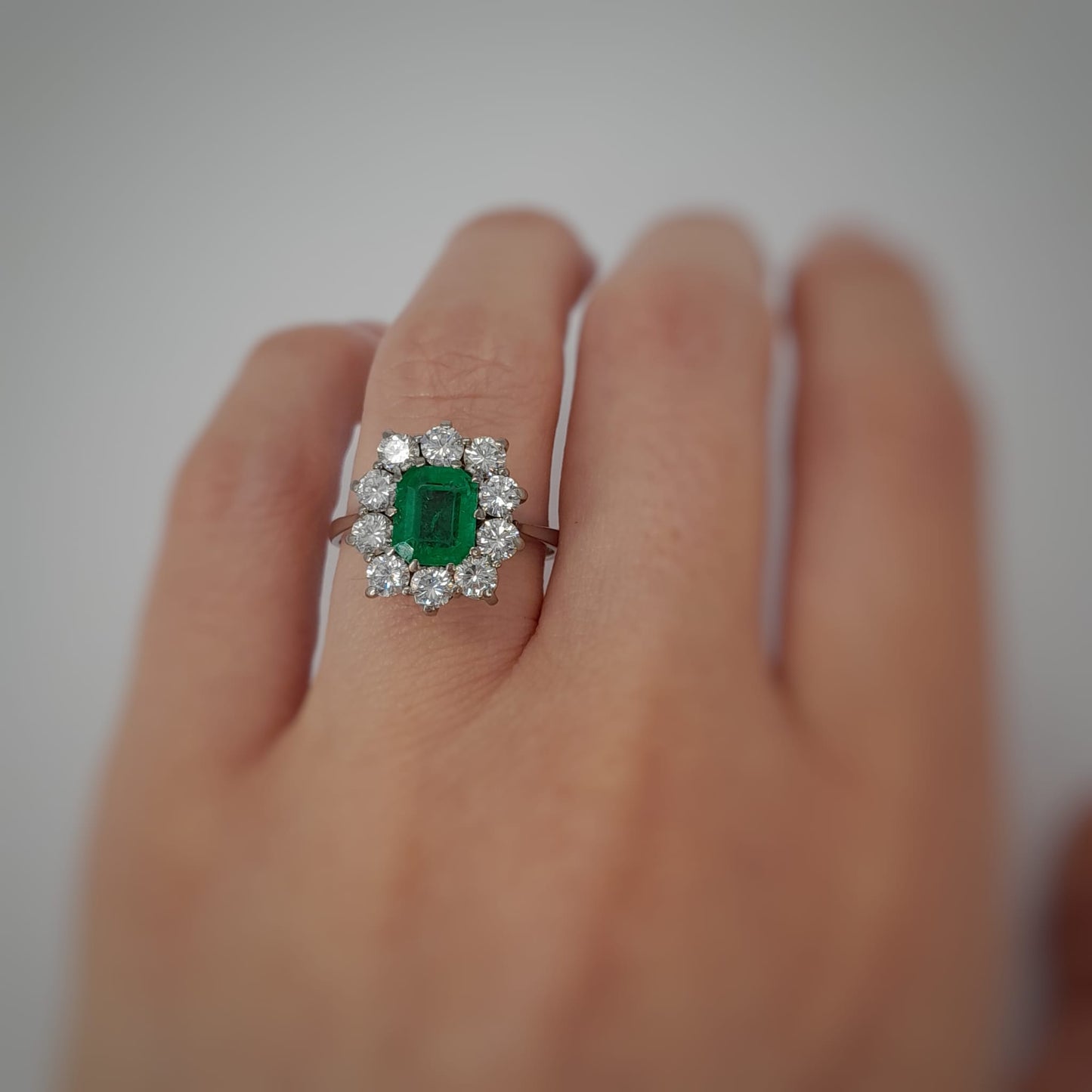 Anello  con smeraldo e diamanti