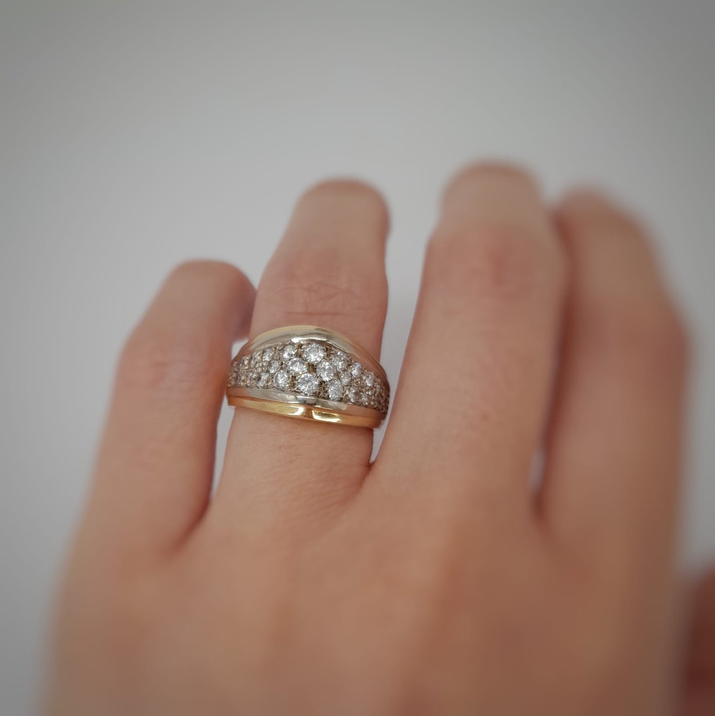 Anello con fascia ti diamanti