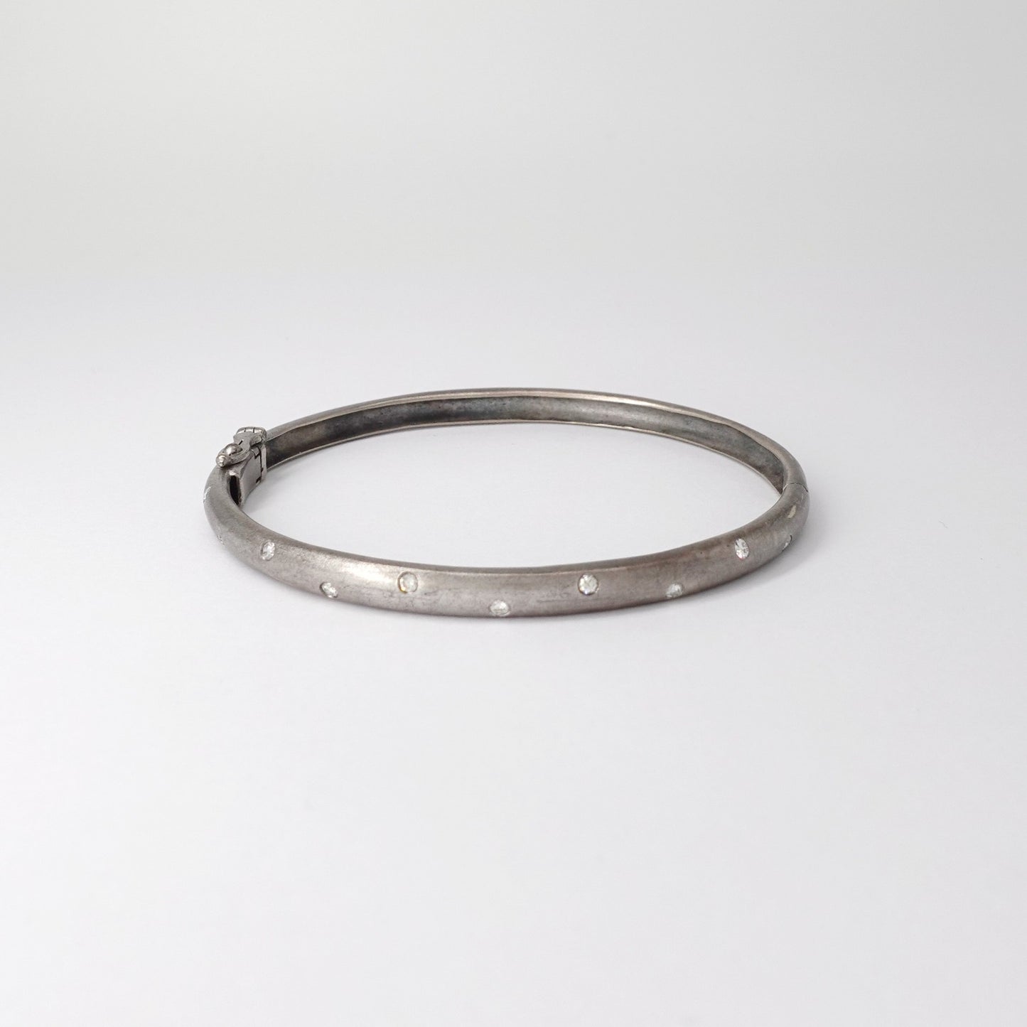 Bracciale rigido  brunito con diamanti