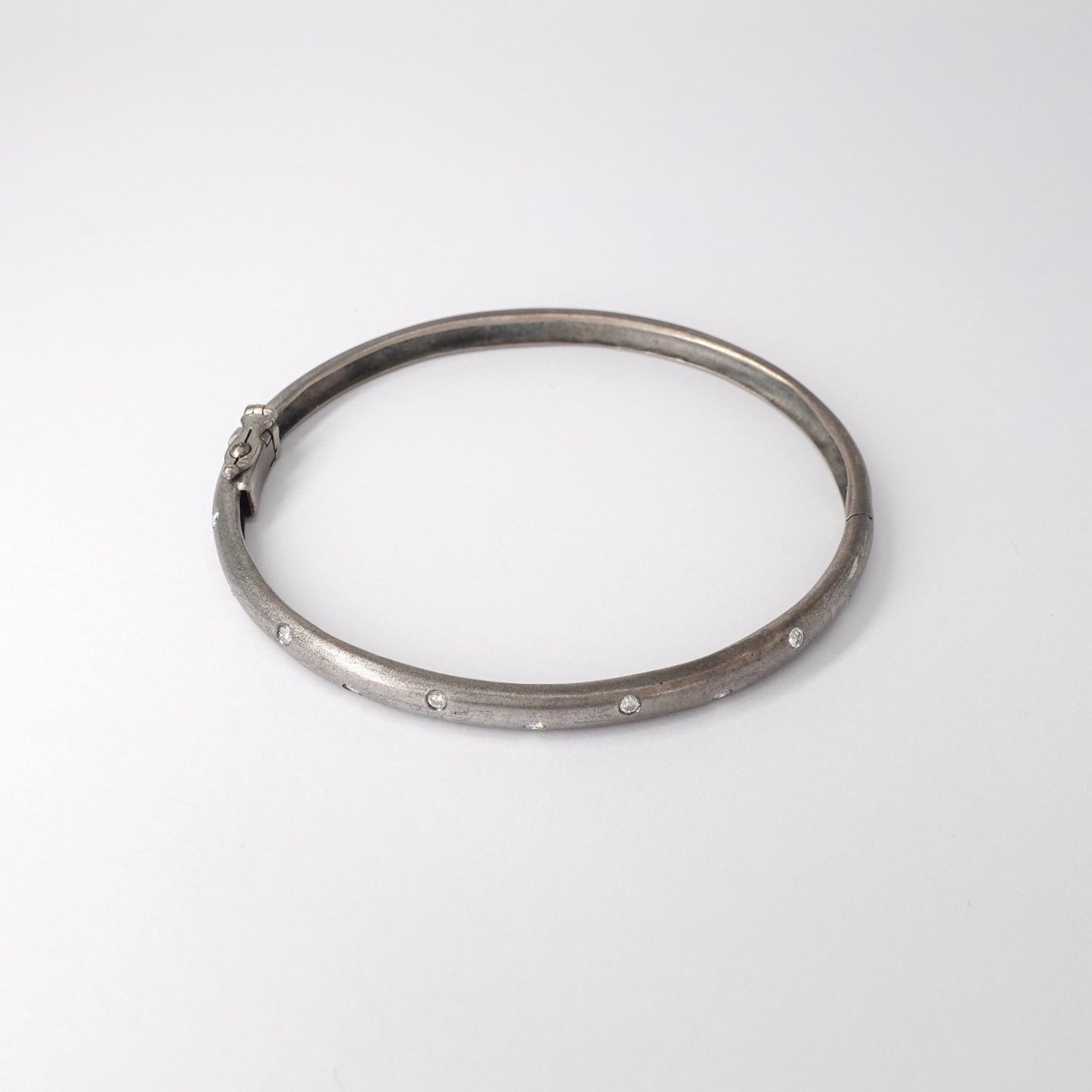 Bracciale rigido  brunito con diamanti