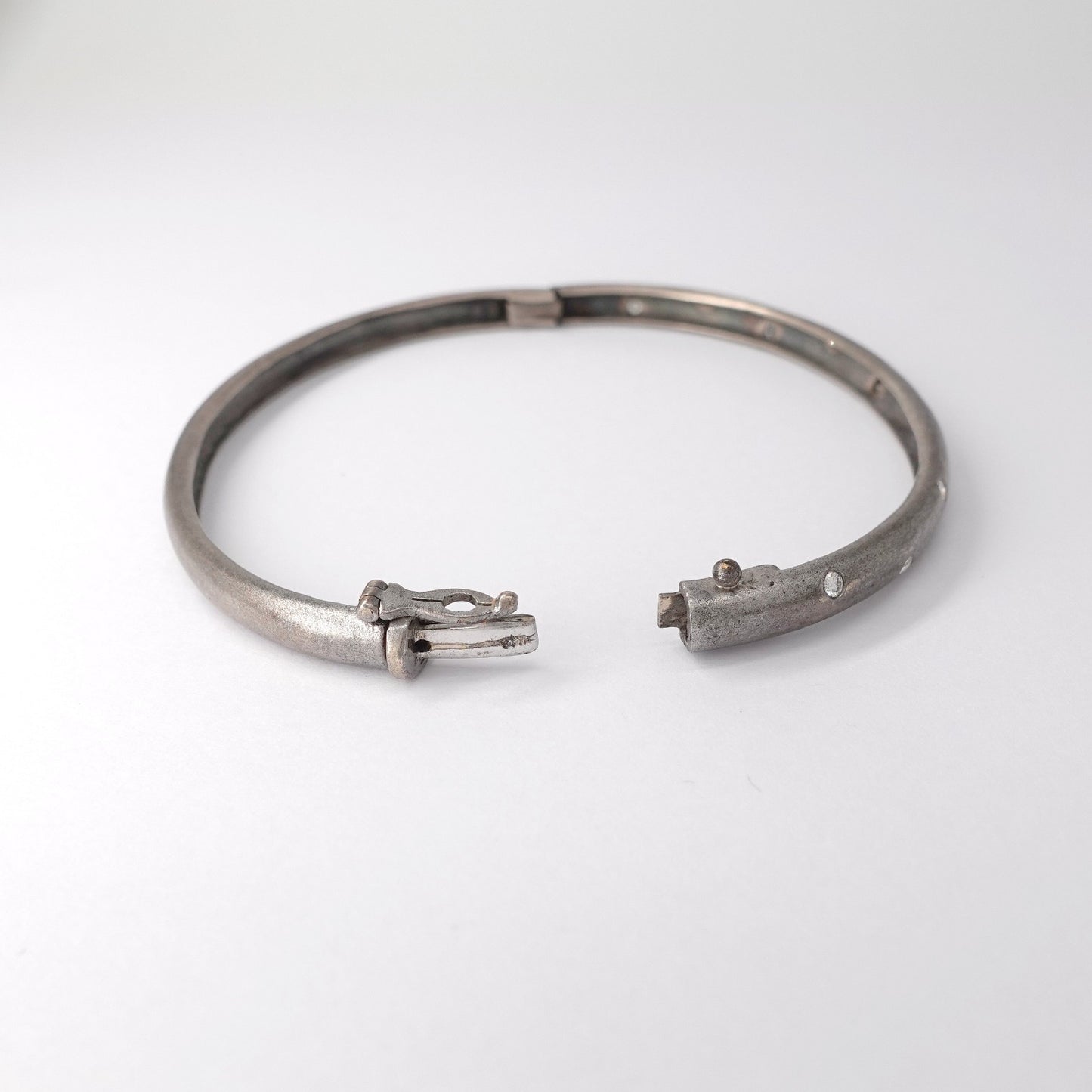 Bracciale rigido  brunito con diamanti