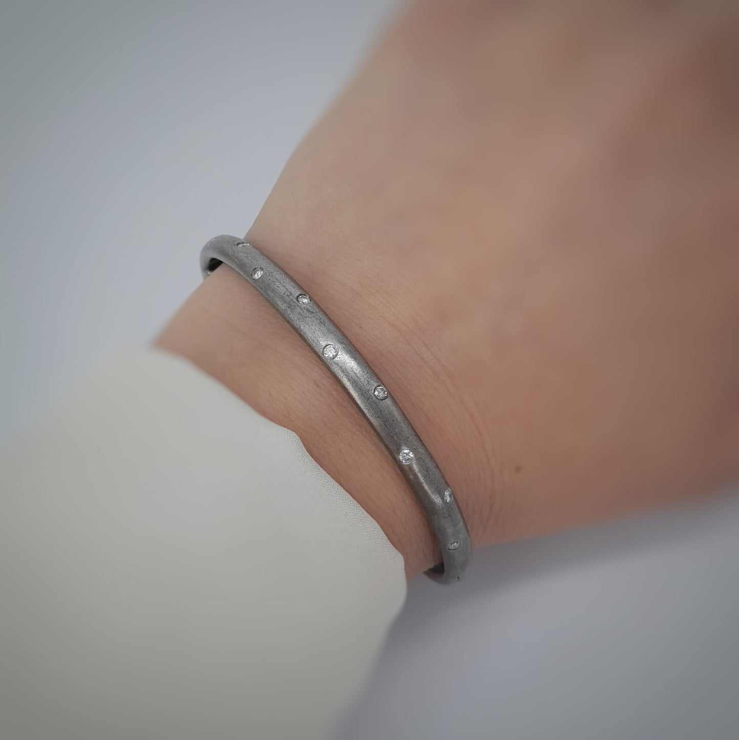 Bracciale rigido  brunito con diamanti