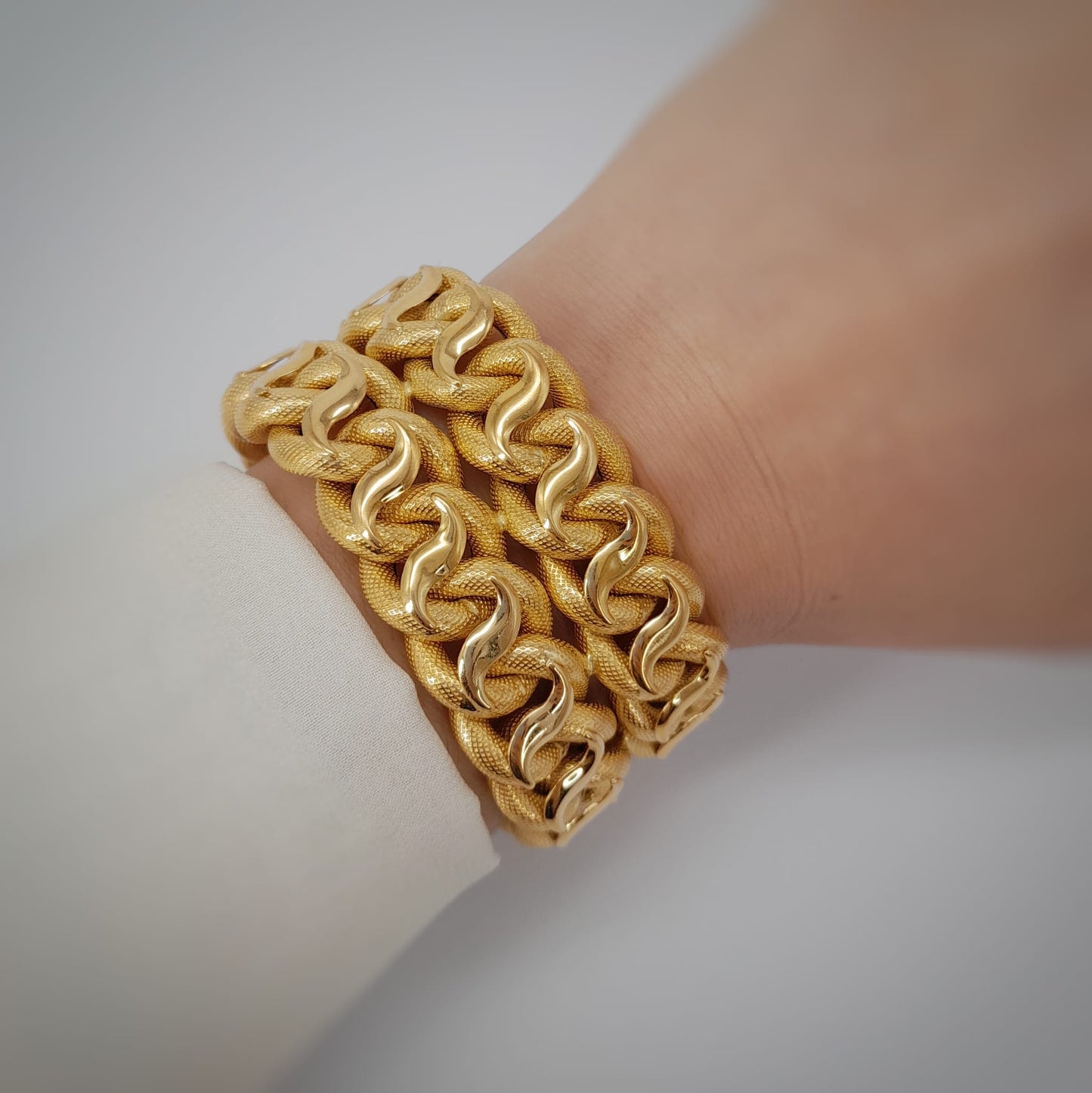 Bracciale a fascia alta intrecciata