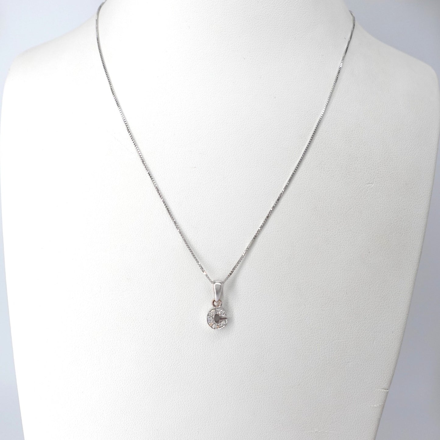 Catenina  con pendente con iniziale "C"