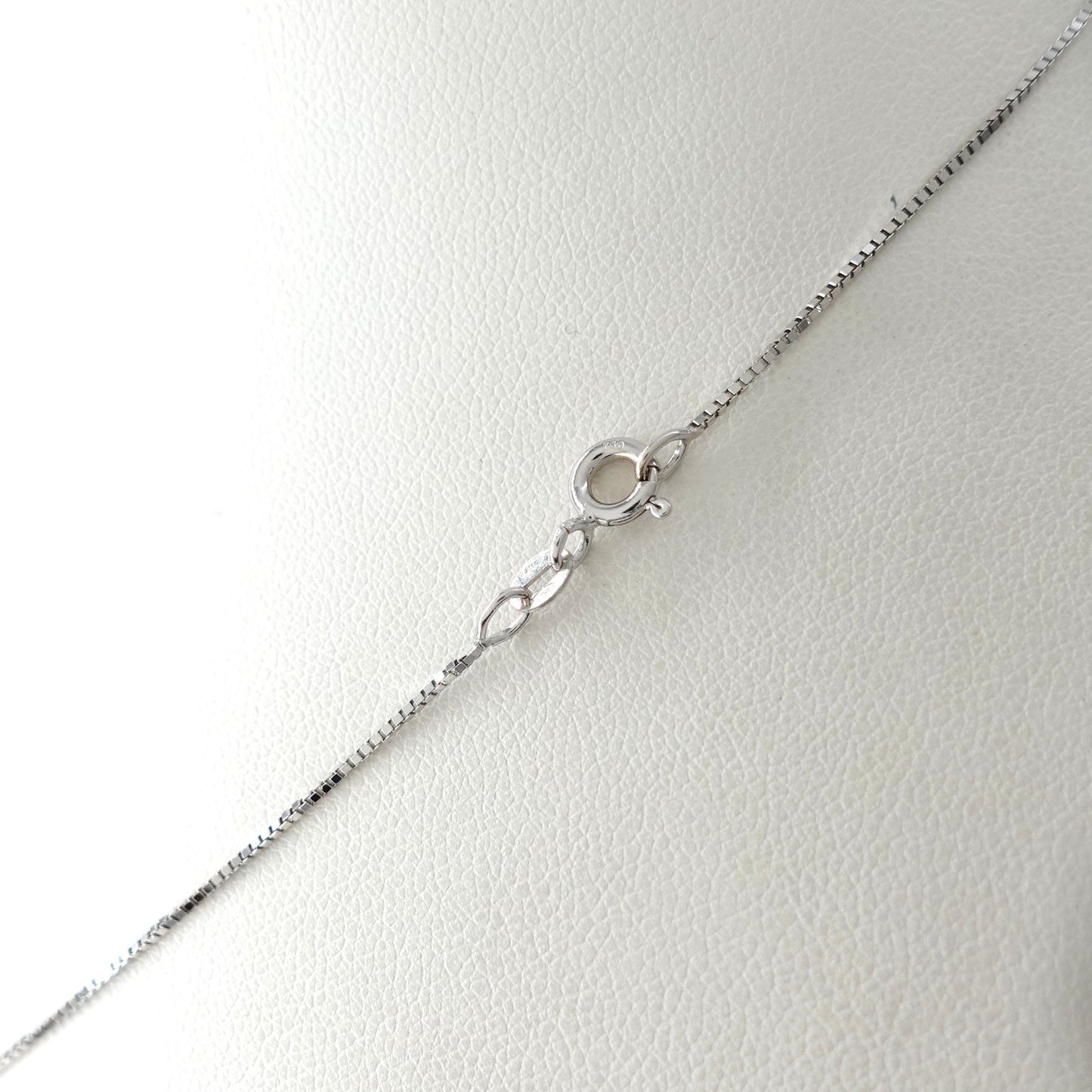 Catenina  con pendente con iniziale "C"