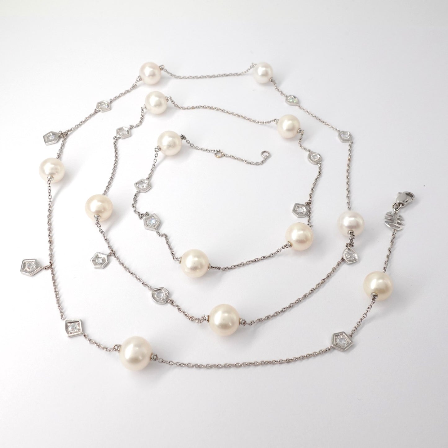 Collana lunga in oro bianco 18kt con perle e diamanti