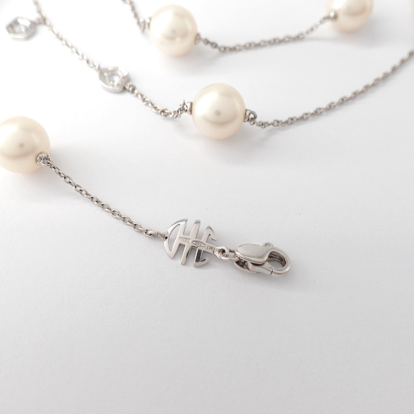 Collana lunga in oro bianco 18kt con perle e diamanti