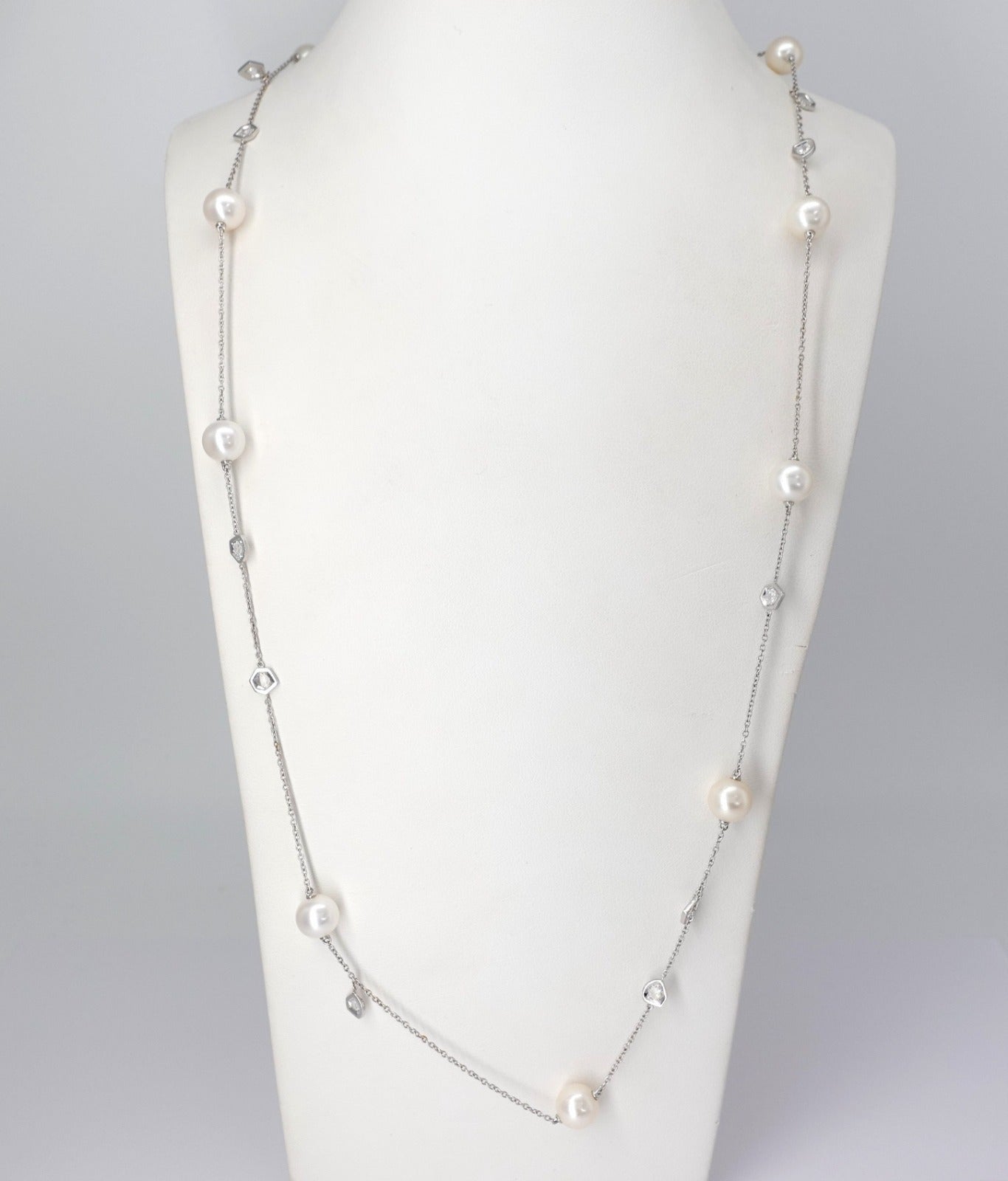 Collana lunga in oro bianco 18kt con perle e diamanti