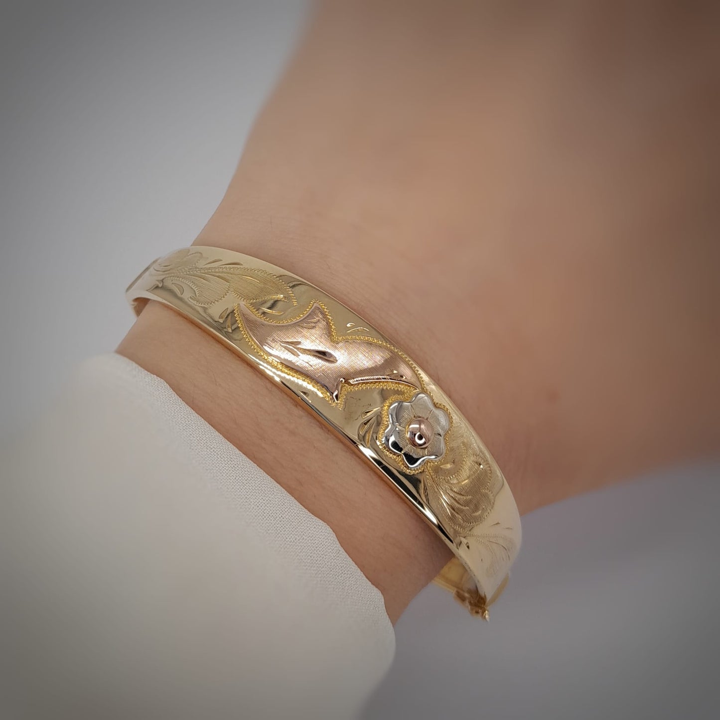 Bracciale rigido lavorato