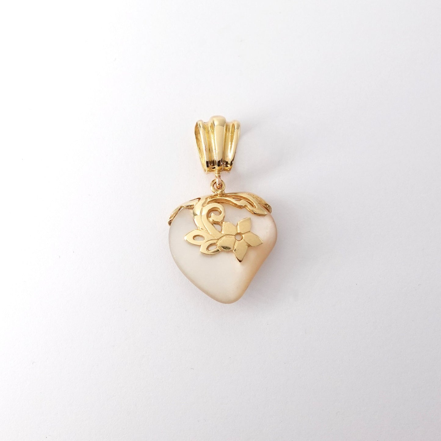 Ciondolo  con cuore di madreperla