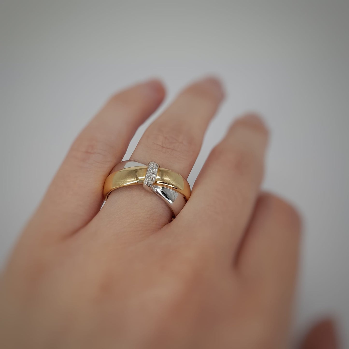 Anello a fascia intrecciata