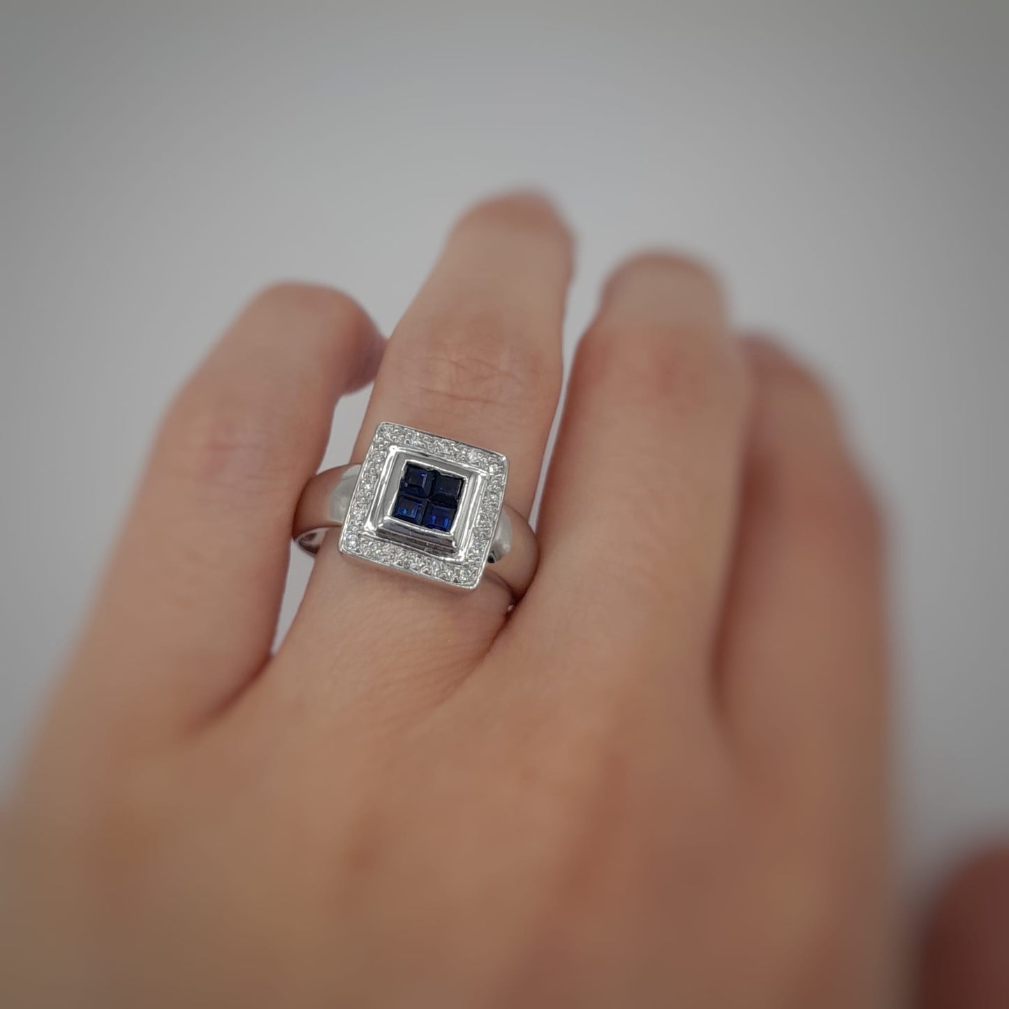 Anello con diamanti  e zaffiri sintetici