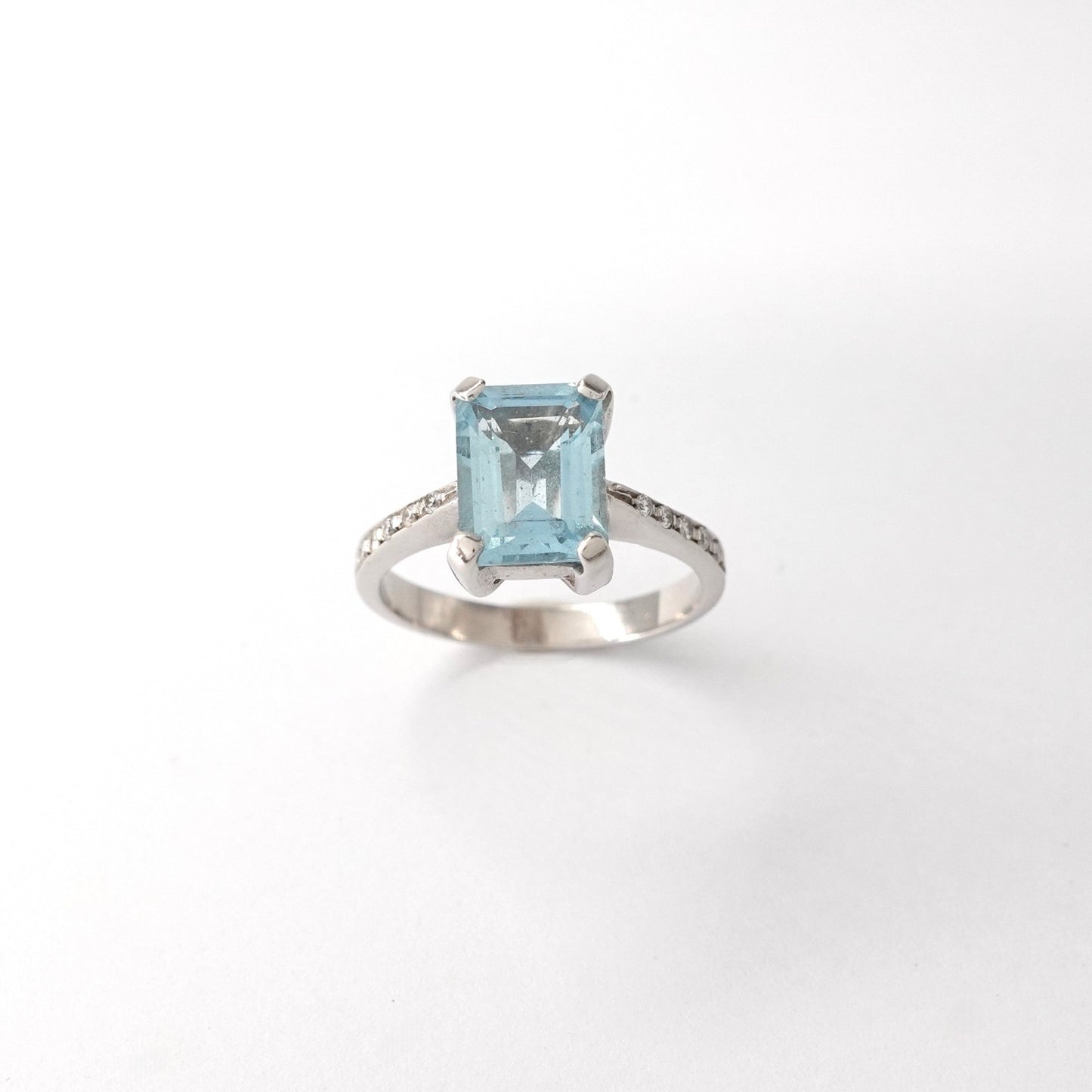 Anello con acqua marina e diamanti