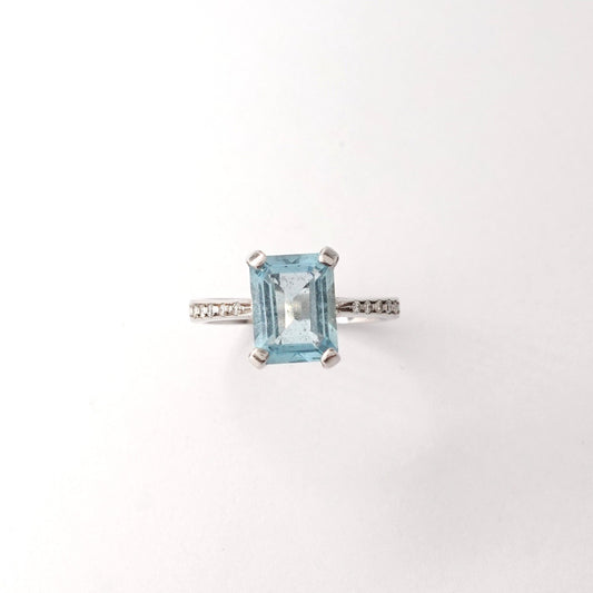 Anello con acqua marina e diamanti