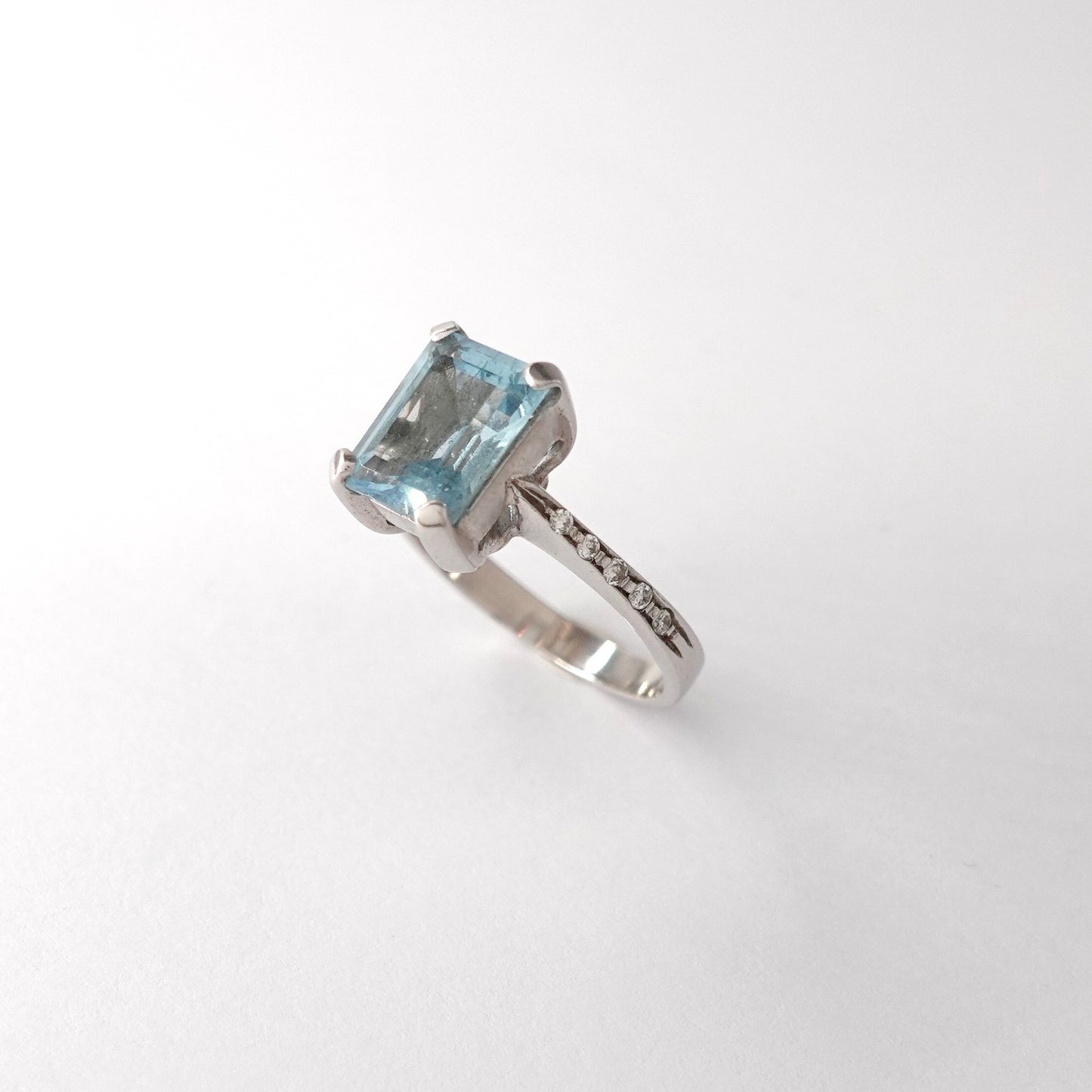 Anello con acqua marina e diamanti
