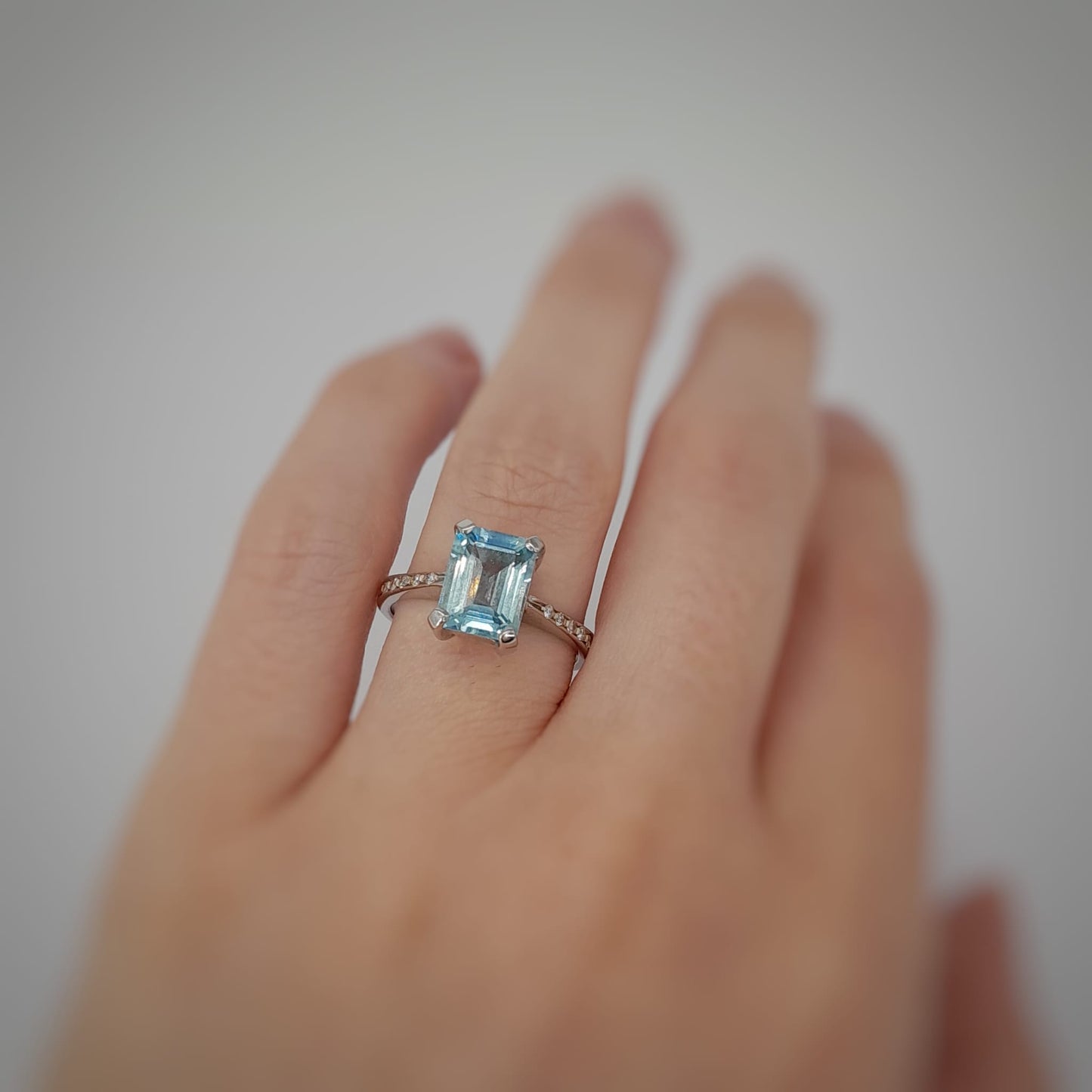 Anello con acqua marina e diamanti