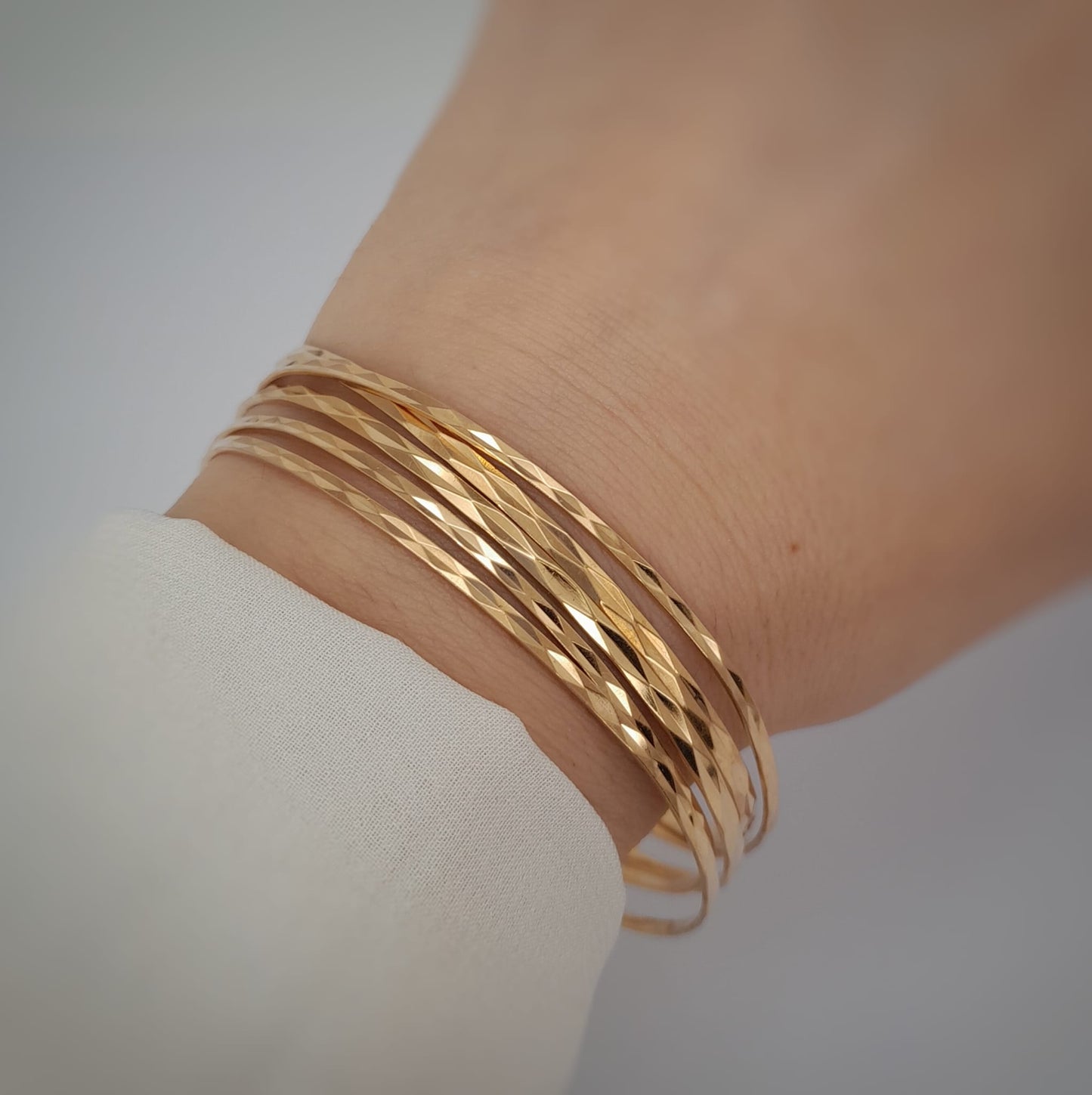 Cinque bracciali a cerchio