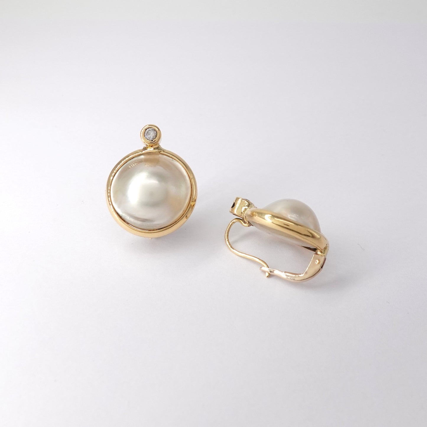 Orecchini in oro giallo 18kt con perla mabé