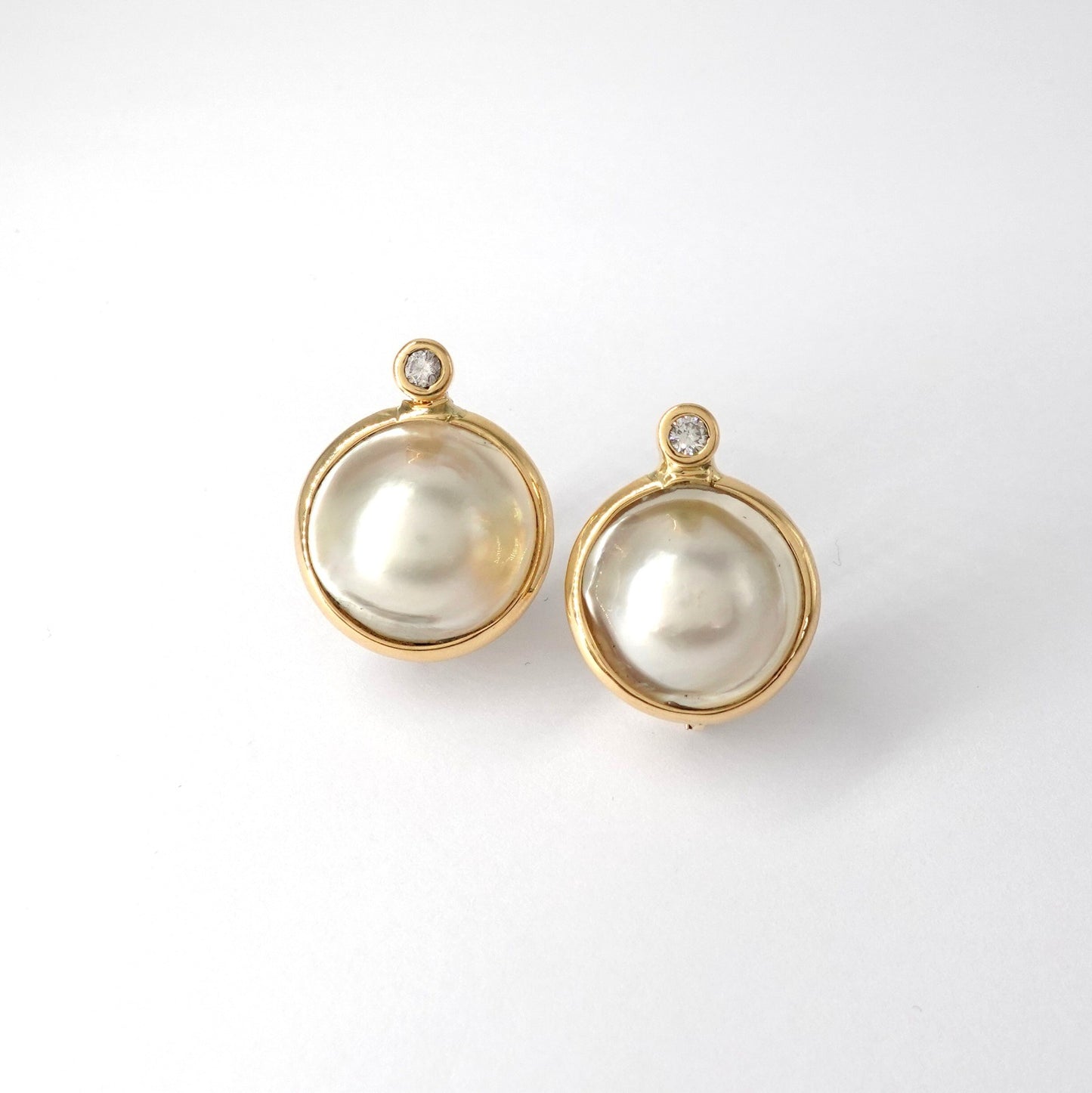 Orecchini in oro giallo 18kt con perla mabé