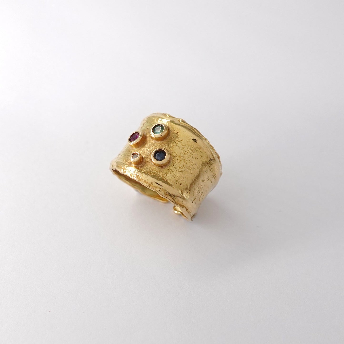 Anello a fascia martellata
