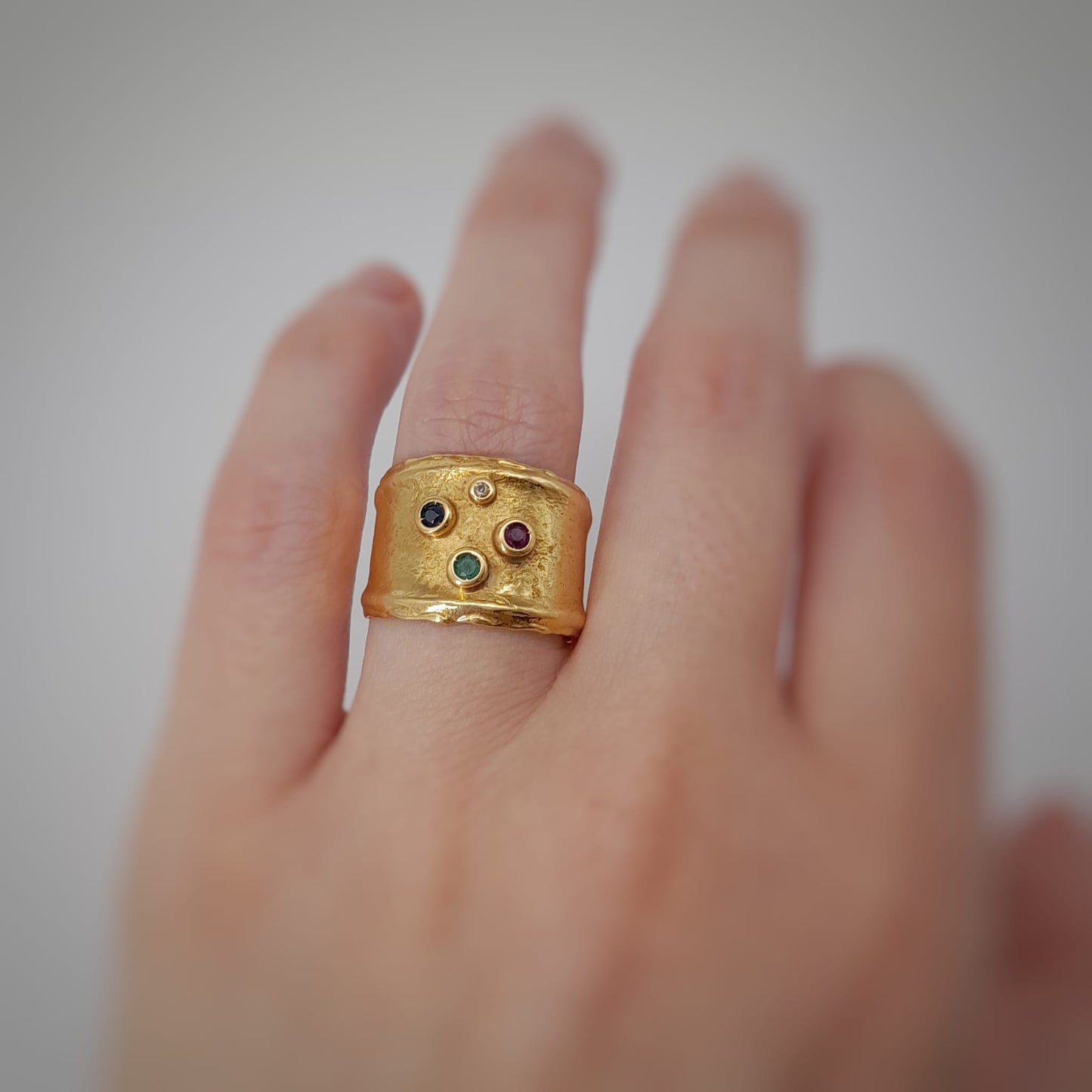 Anello a fascia martellata