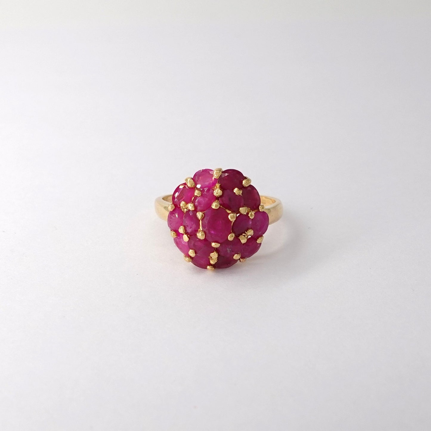 Anello con fiore di rubini