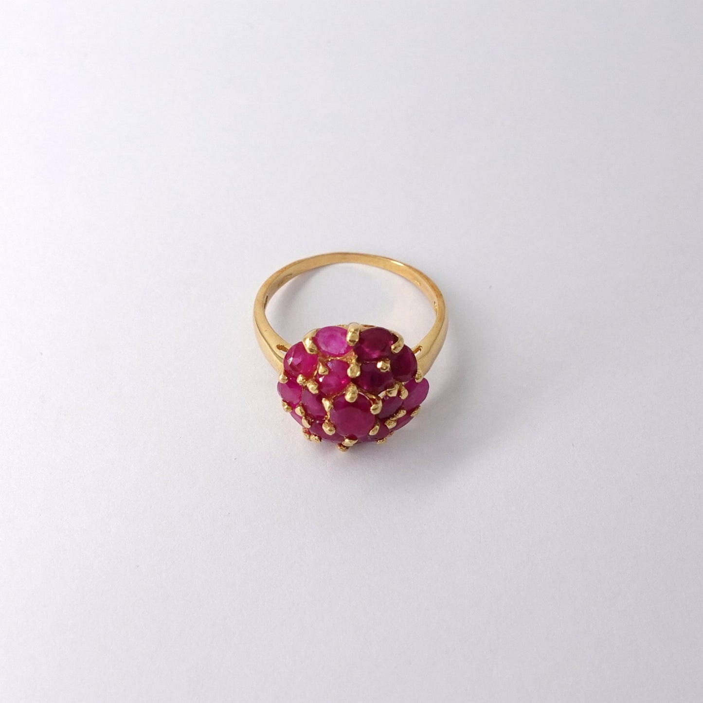 Anello con fiore di rubini