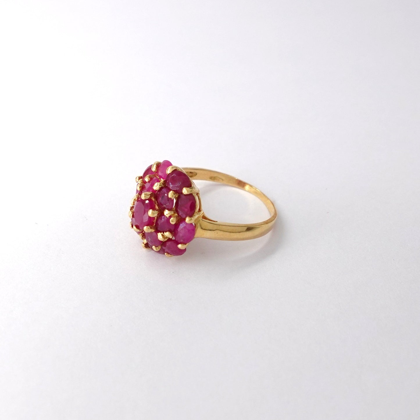 Anello con fiore di rubini
