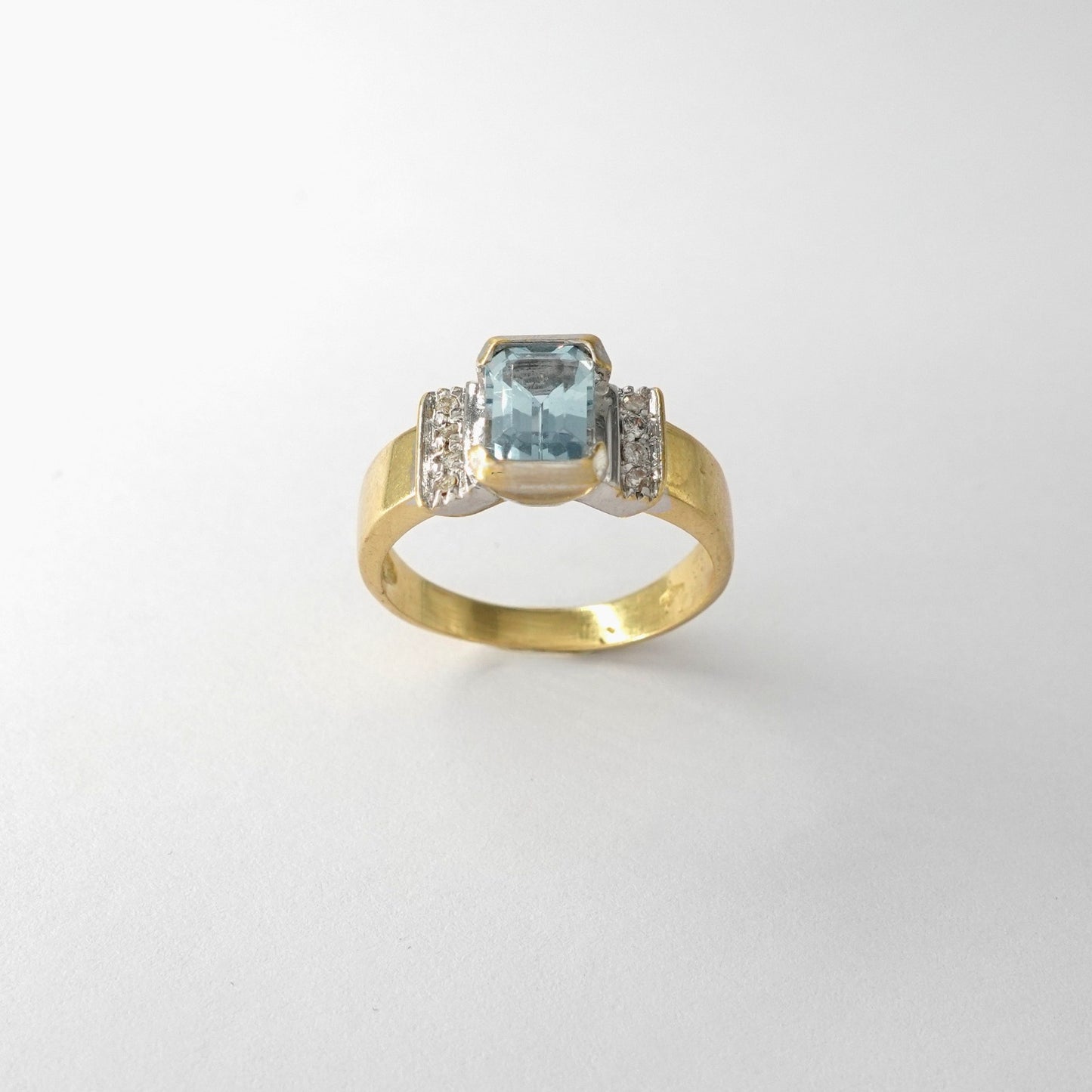 Anello con acqua marina e diamanti