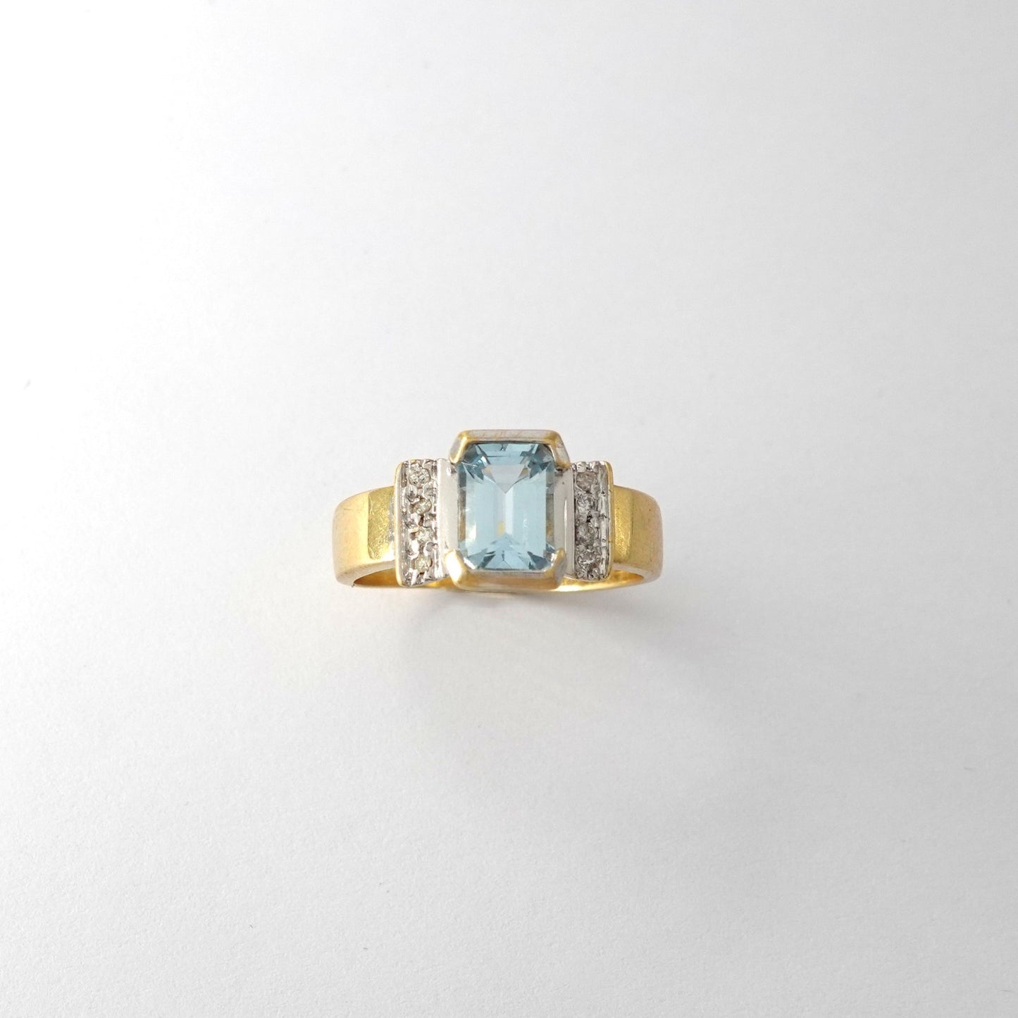 Anello con acqua marina e diamanti