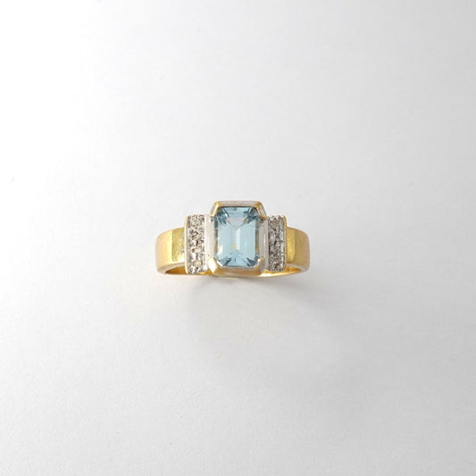 Anello con acqua marina e diamanti