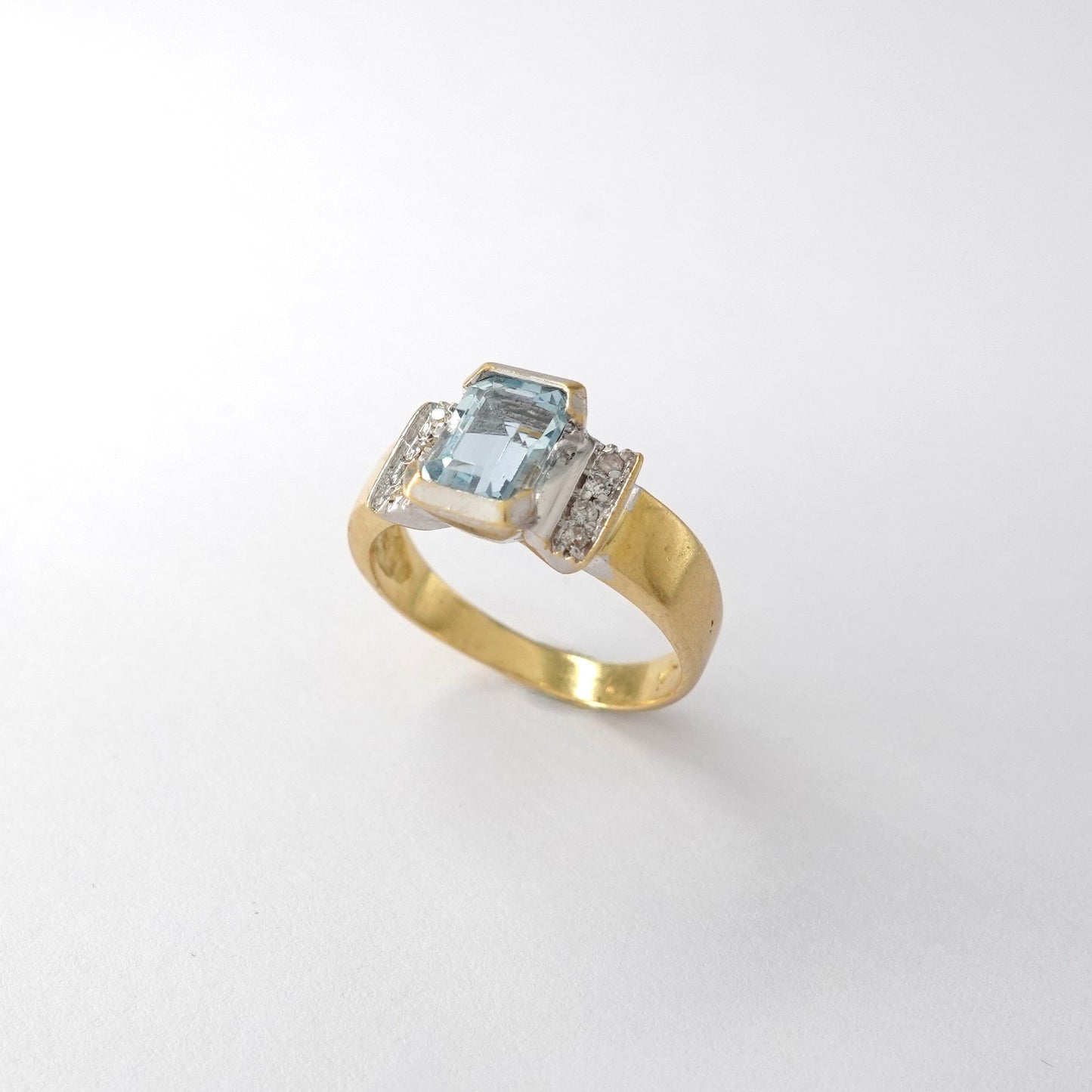 Anello con acqua marina e diamanti