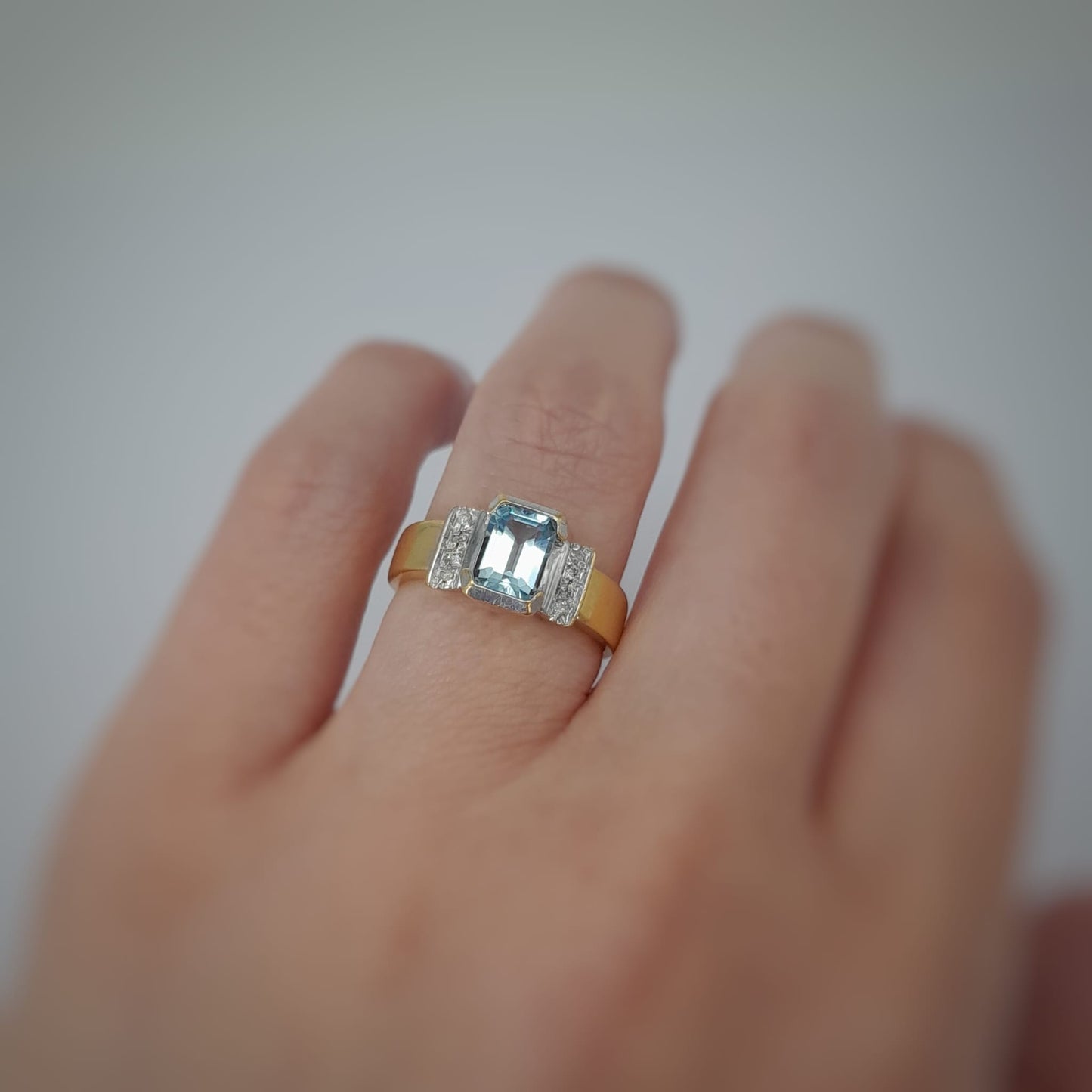 Anello con acqua marina e diamanti