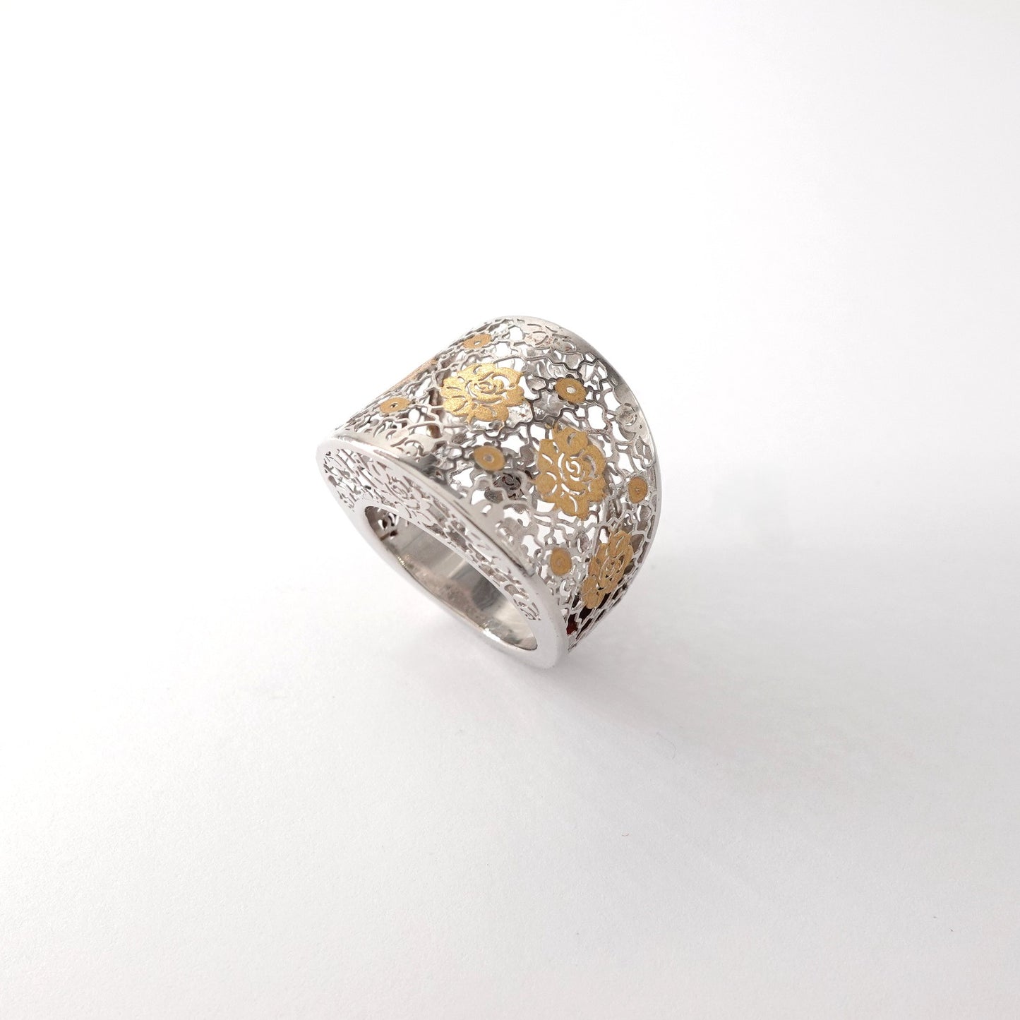 Anello traforato