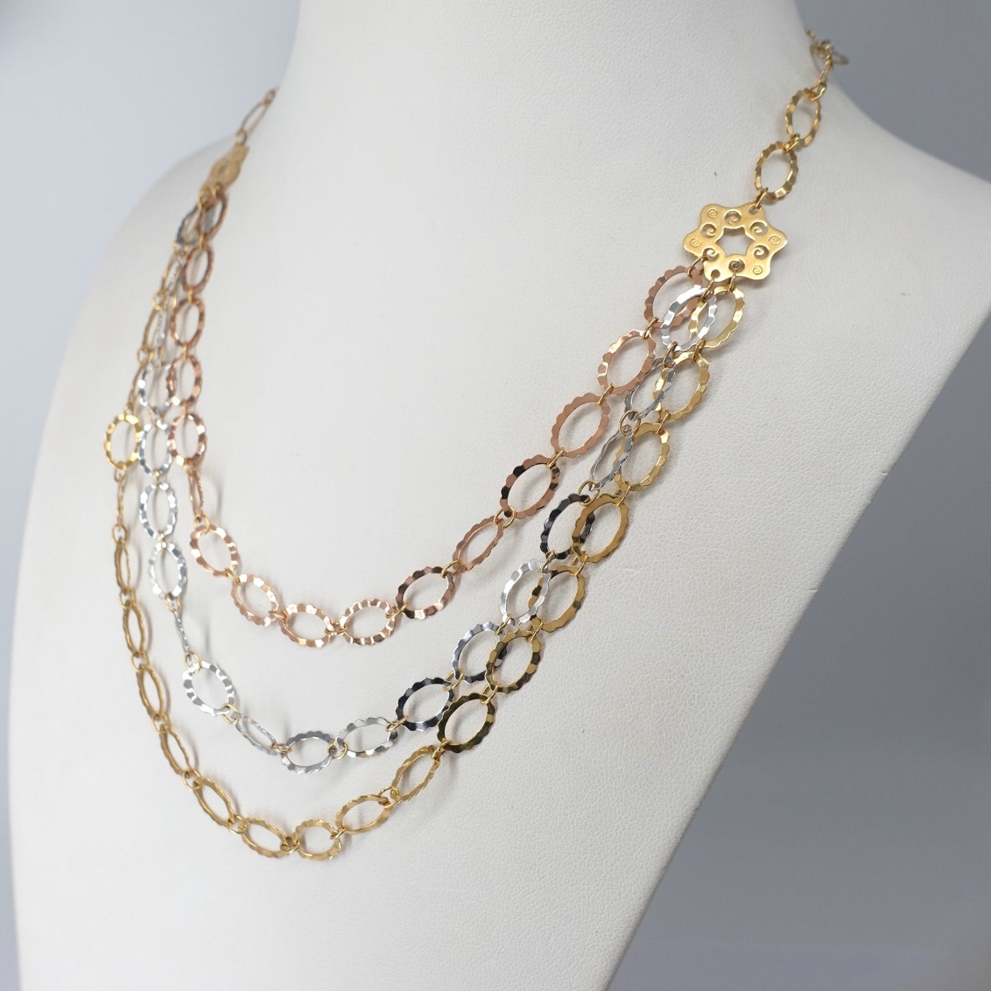 Collier  composto da  tre catene