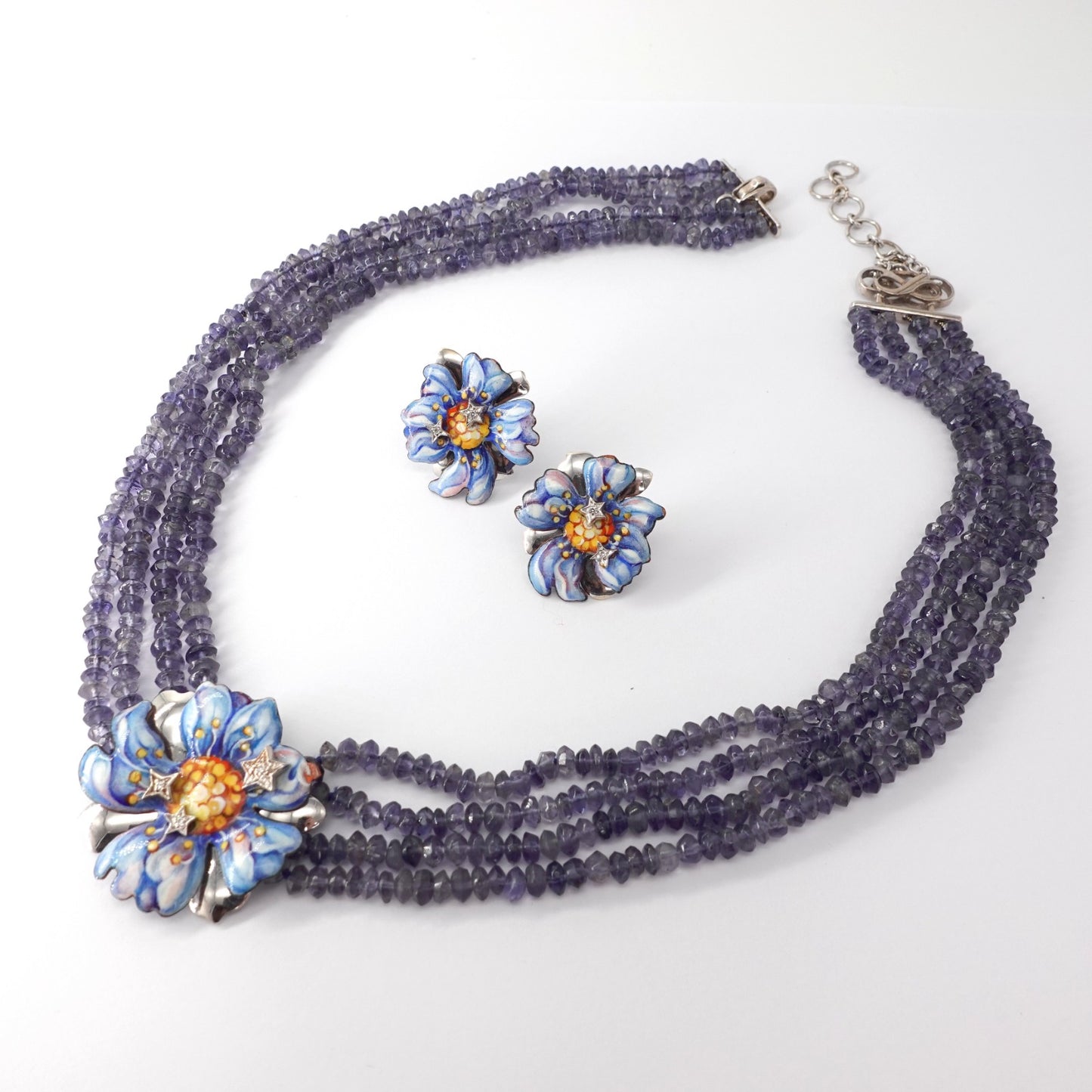Parure girocollo e Orecchini in oro bianco 18kt con iolite e smalti. Firmata GABRIELLA RIVALTA