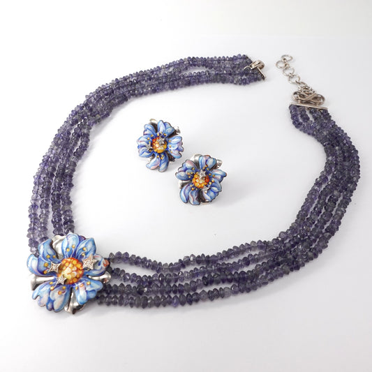 Parure girocollo e Orecchini in oro bianco 18kt con iolite e smalti. Firmata GABRIELLA RIVALTA