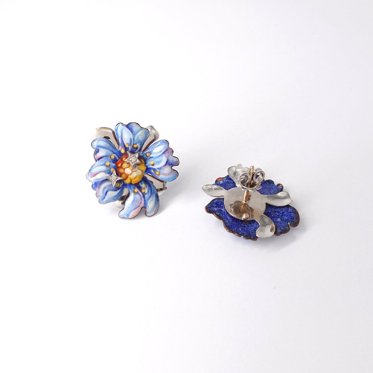 Parure girocollo e Orecchini in oro bianco 18kt con iolite e smalti. Firmata GABRIELLA RIVALTA