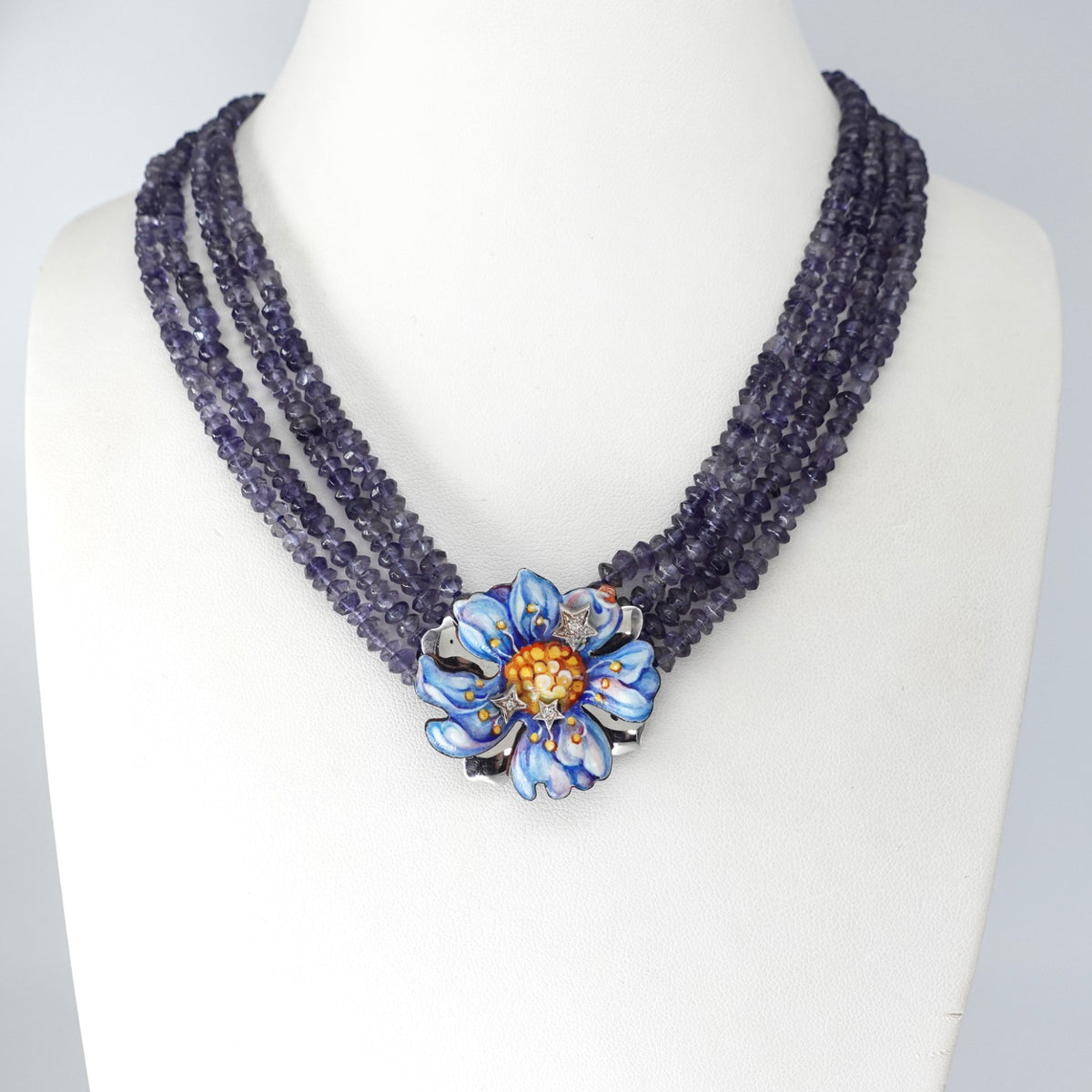 Parure girocollo e Orecchini in oro bianco 18kt con iolite e smalti. Firmata GABRIELLA RIVALTA