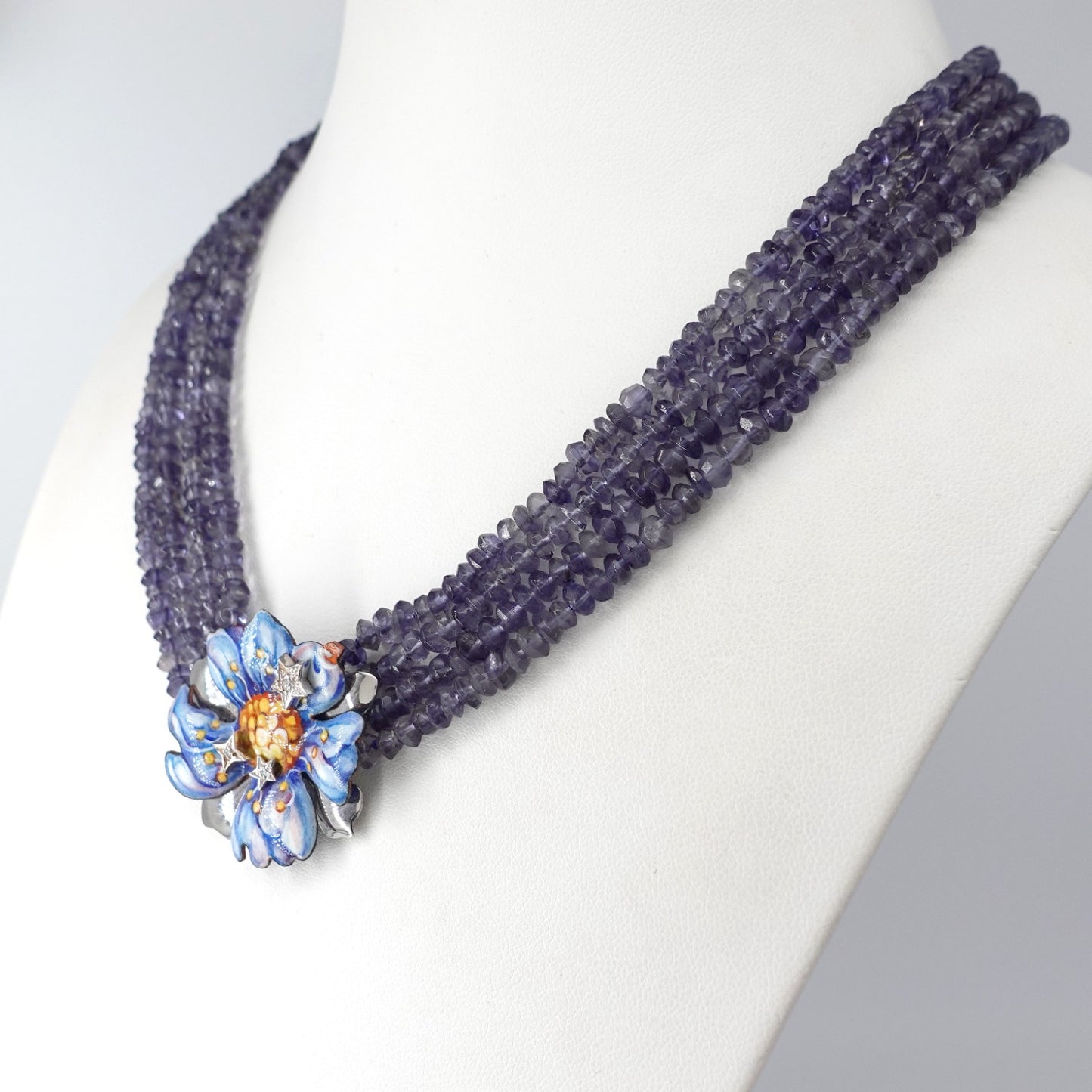 Parure girocollo e Orecchini in oro bianco 18kt con iolite e smalti. Firmata GABRIELLA RIVALTA