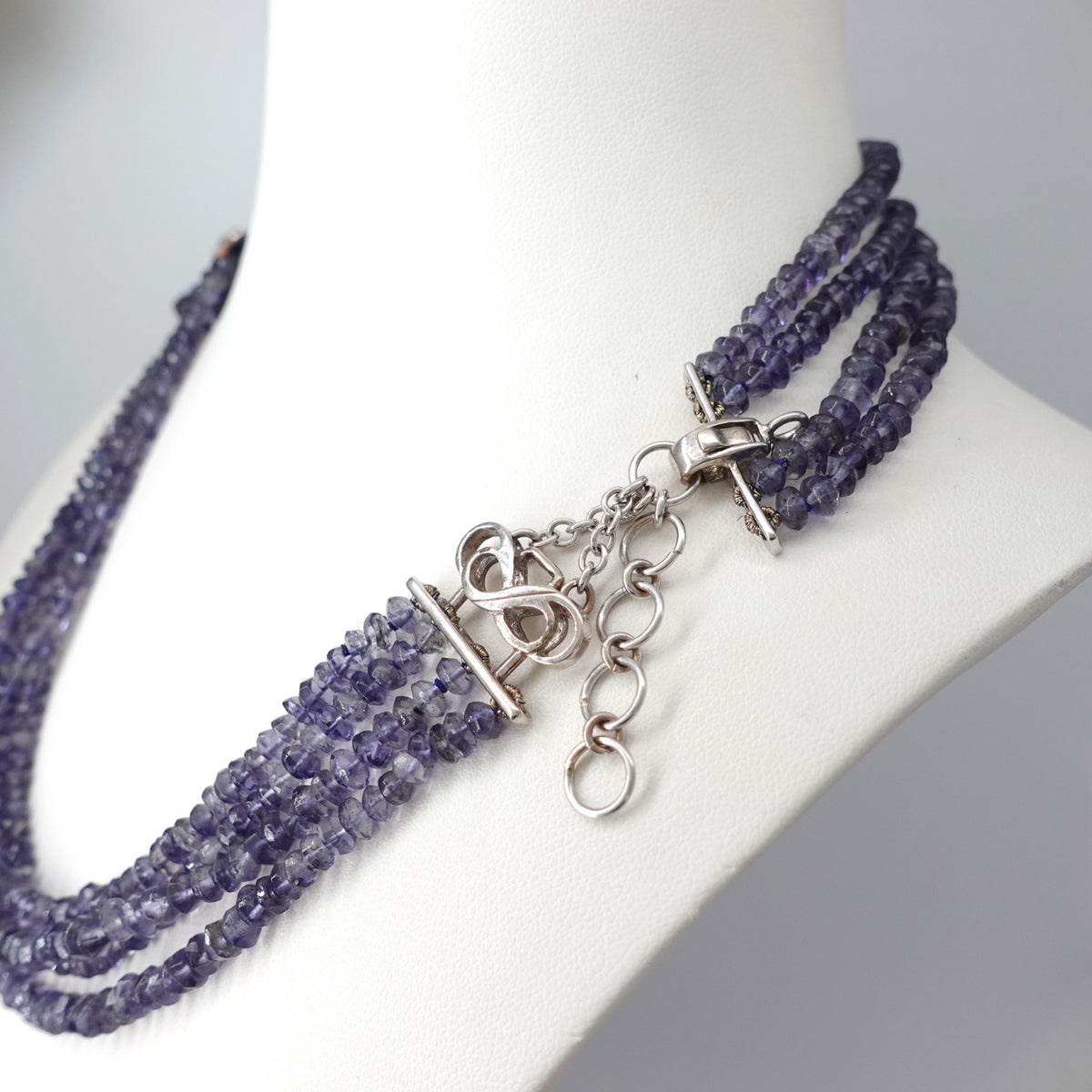 Parure girocollo e Orecchini in oro bianco 18kt con iolite e smalti. Firmata GABRIELLA RIVALTA
