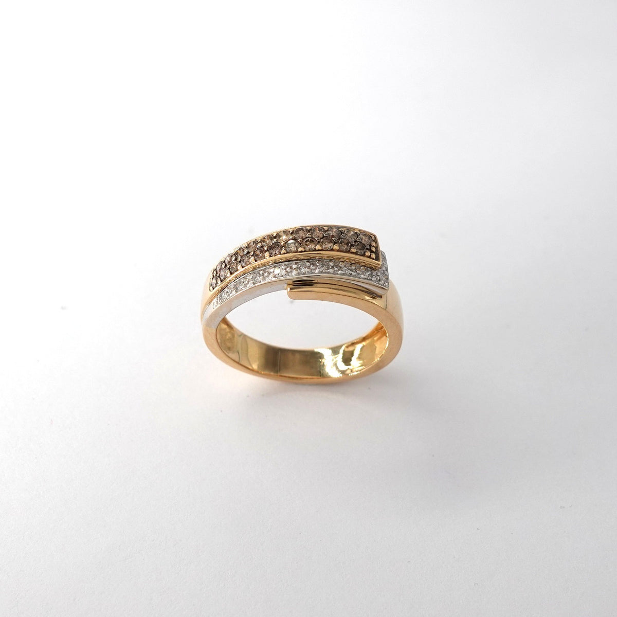 Anello Contrarié  con Diamanti Bianchi e Brown