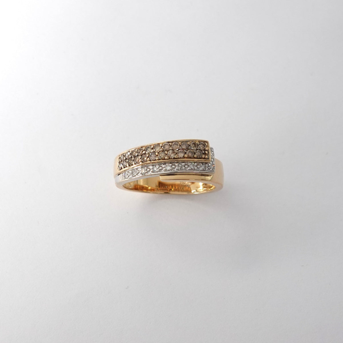 Anello Contrarié  con Diamanti Bianchi e Brown